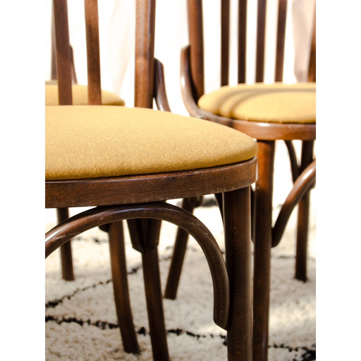 Lot de 4 chaises en hêtre et tissu Claude N°1742 - Bon état bois foncé, DEBONGOUT