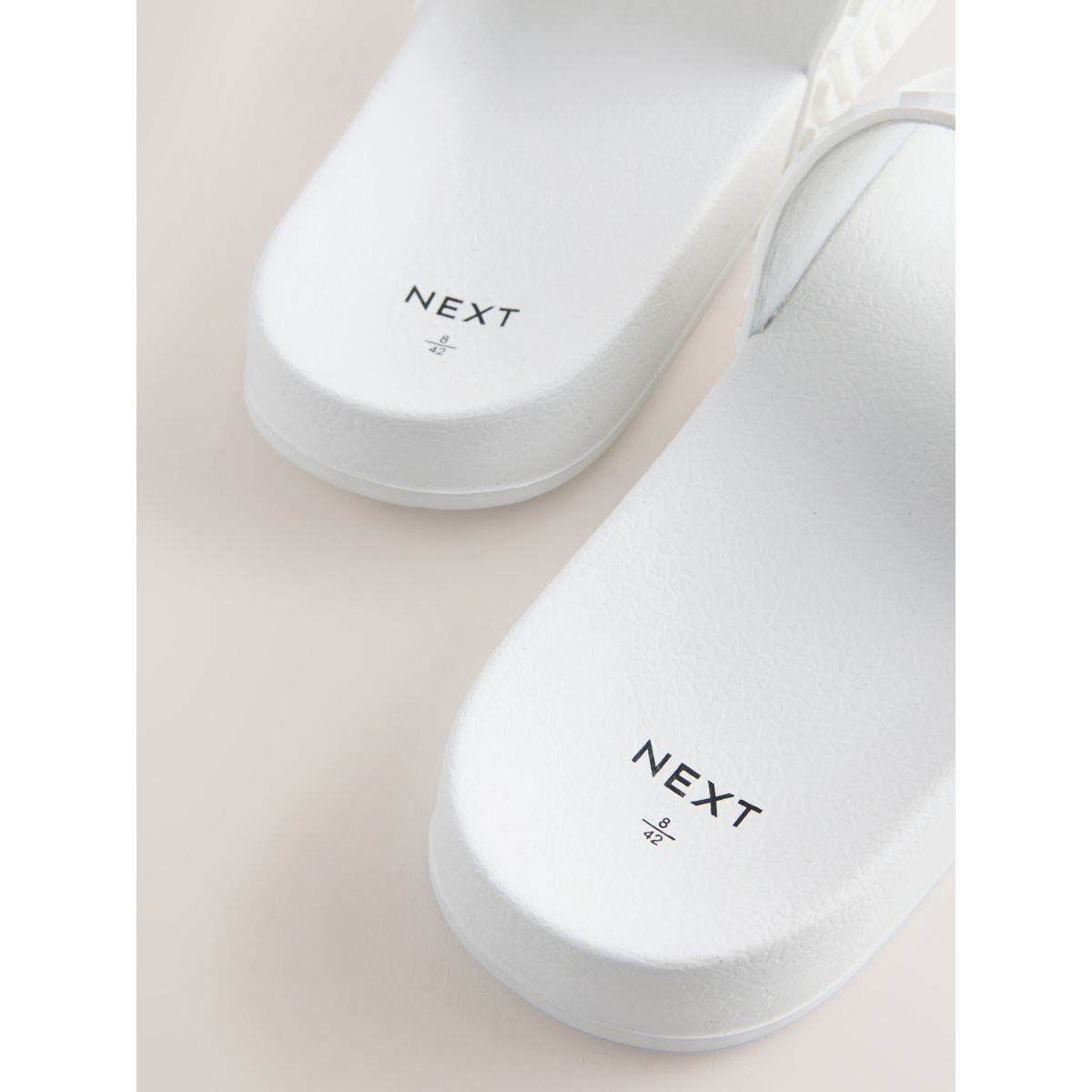 Claquettes effet moulé blanc, NEXT