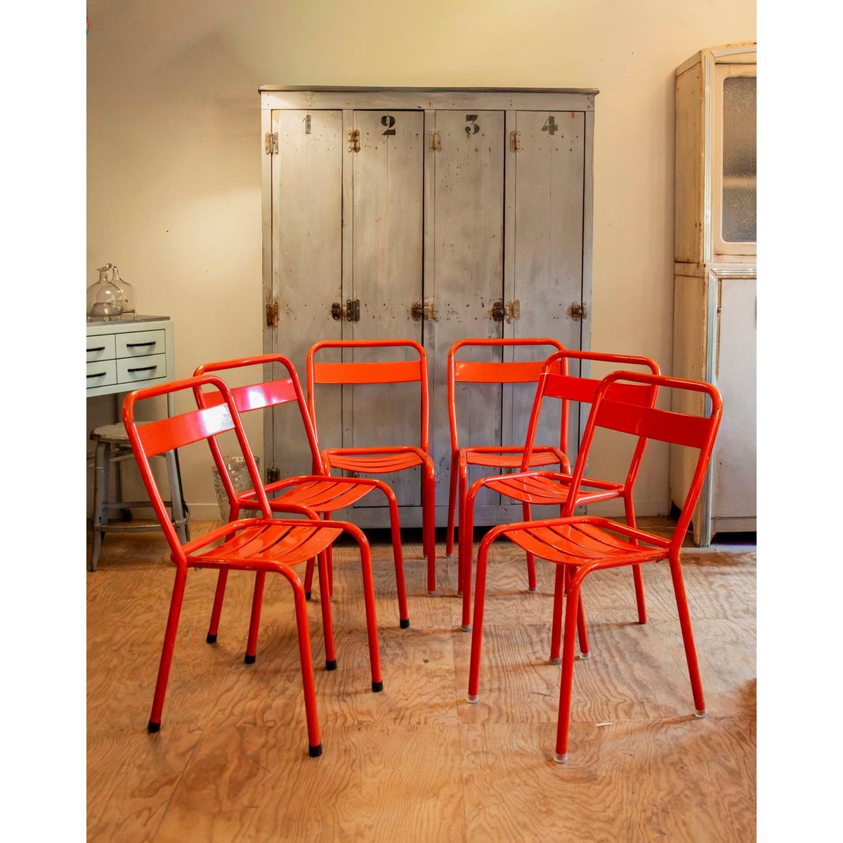 Lot de 6 chaises en métal rouges Alma N°2034 - Bon état rouge, DEBONGOUT