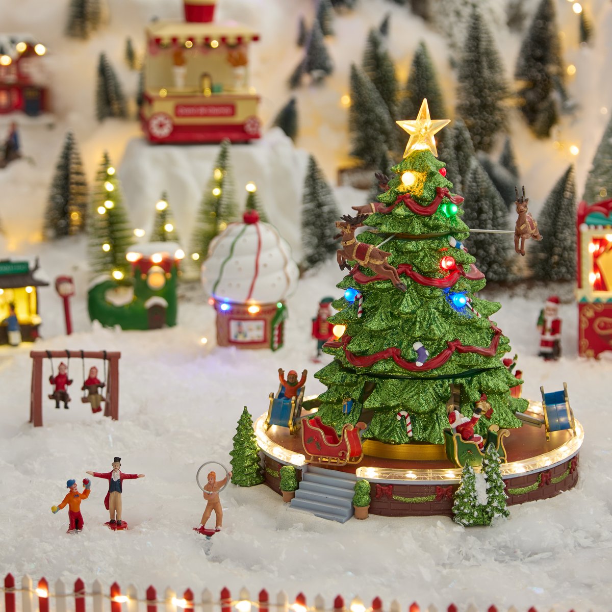 Village de Noël lumineux sapin manège animé et musical 38 LED sur secteur vert, FEERIC LIGHTS & CHRISTMAS