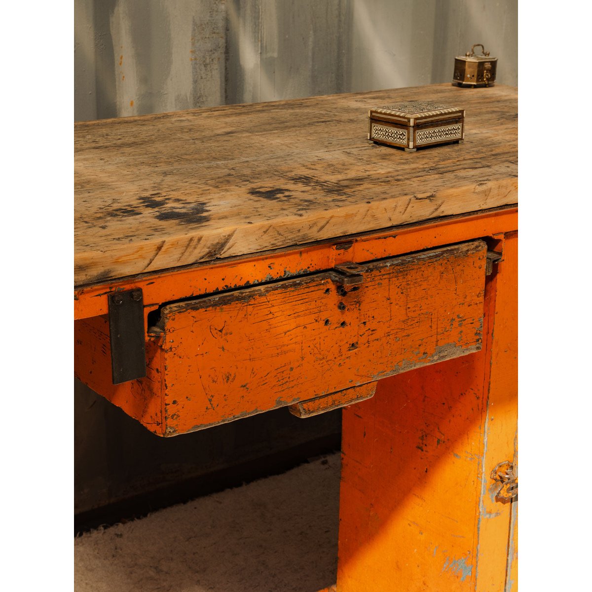 Bureau en bois et métal orange Fernand N°425 - Bon état bois foncé, DEBONGOUT