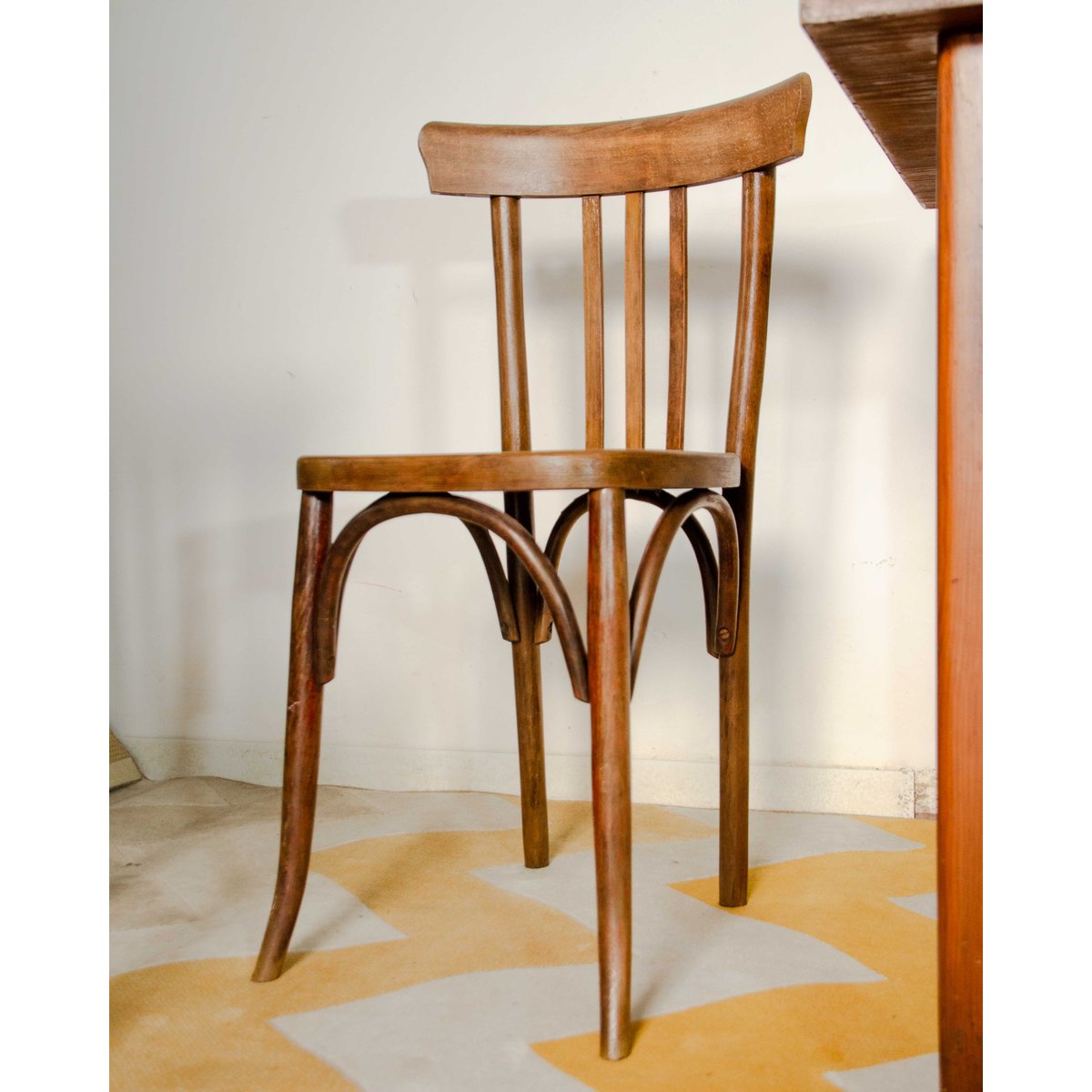 Paire de chaises bistrot en chêne Claude N°1567 - Bon état bois foncé, DEBONGOUT