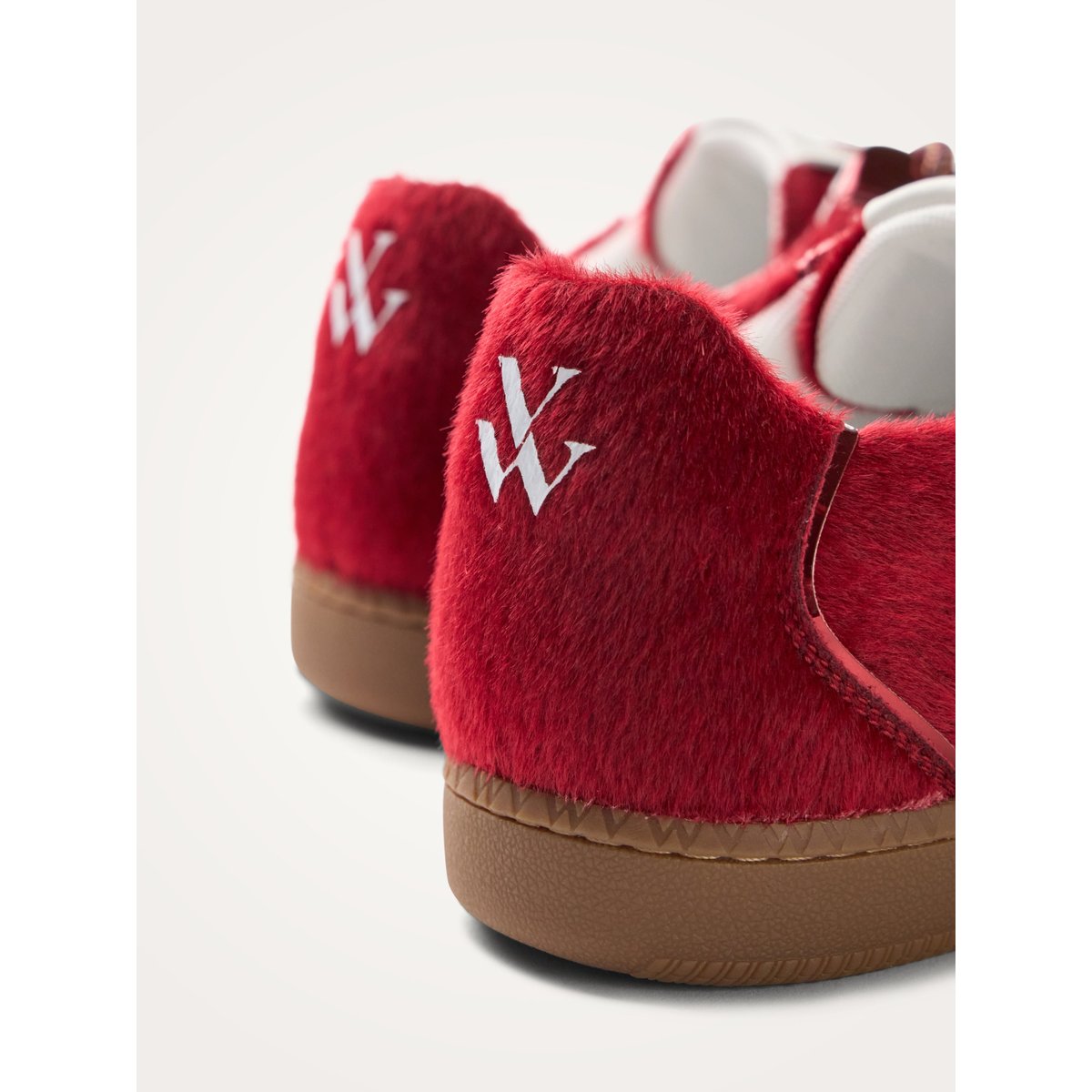 Baskets monogramme à lacets avec semelle retro AURA Initials rouge, VANESSA WU