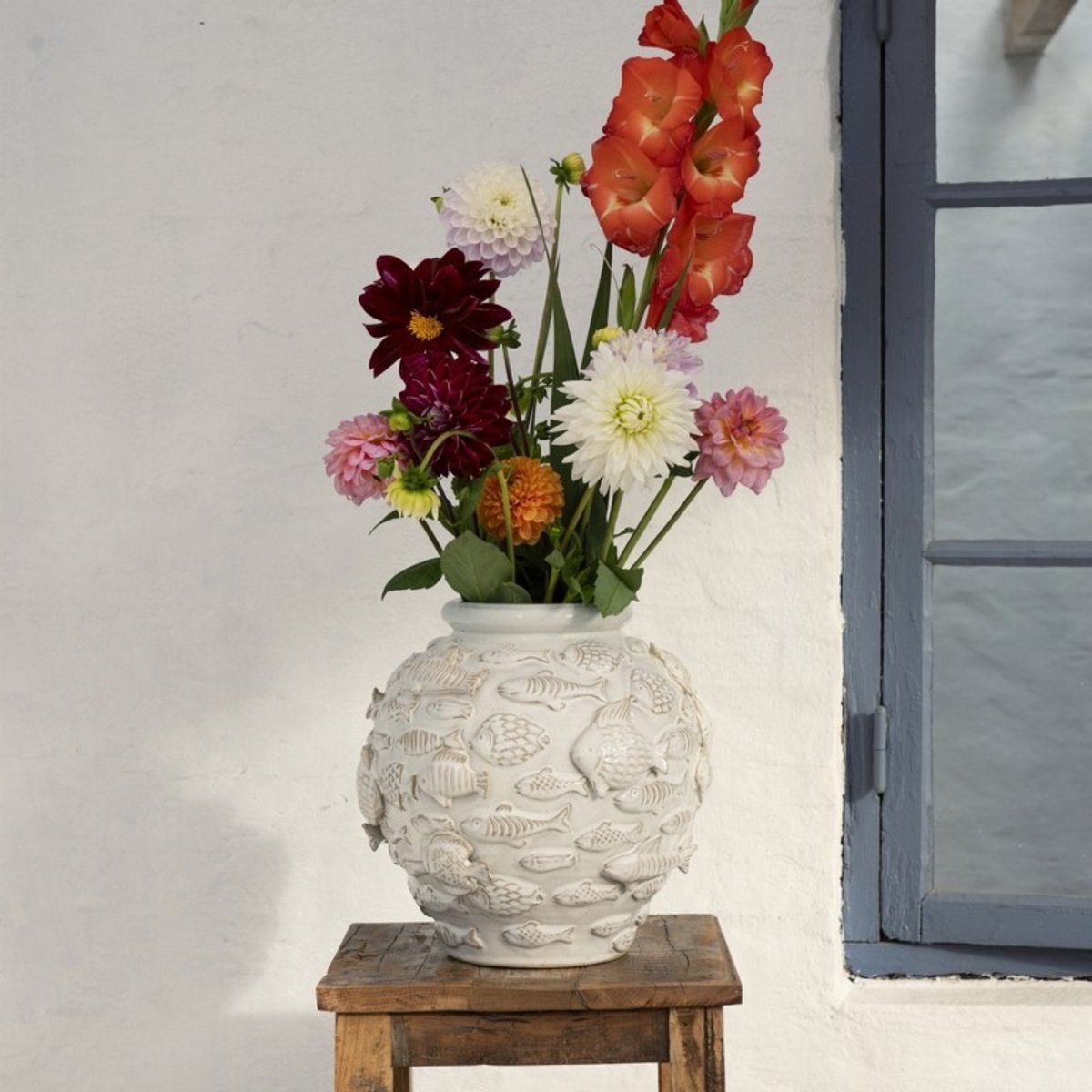 Vase décoratif grès texturé poissons sculptés écru, MADAM STOLTZ