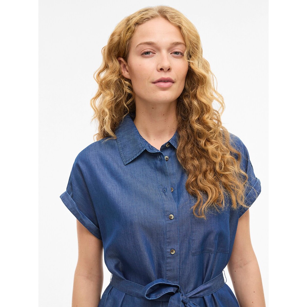 Robe courte en jean manches courtes et ceinturée bleu foncé, VILA