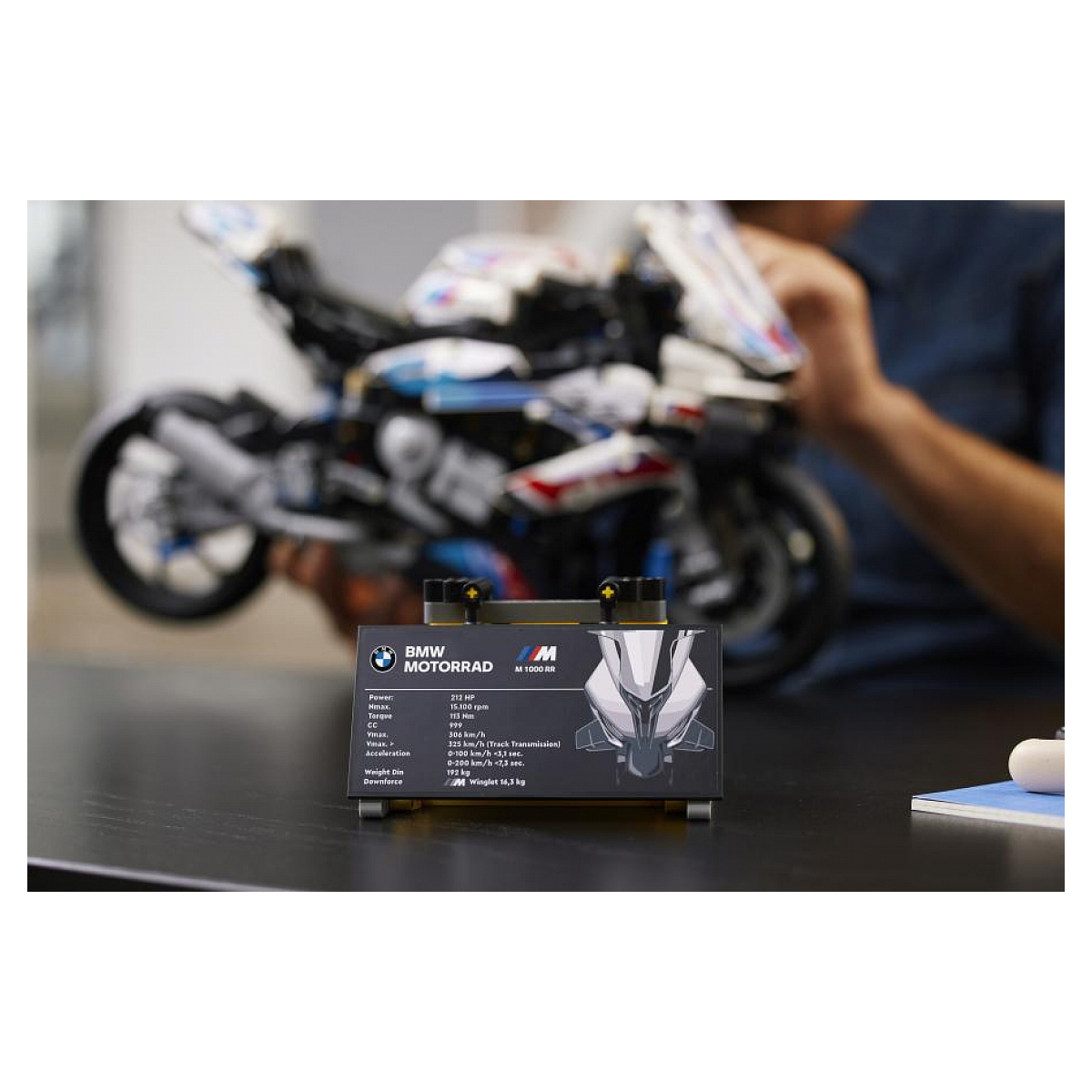 LEGO Technic - Réplique de la BMW M 1000 RR - Modèle 42130 rouge, blanc et bleu, LEGO
