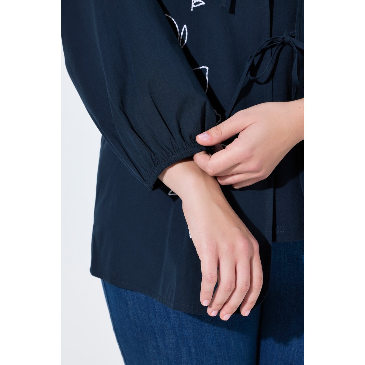 Chemisier esprit blouse avec broderies marine, ULLA POPKEN