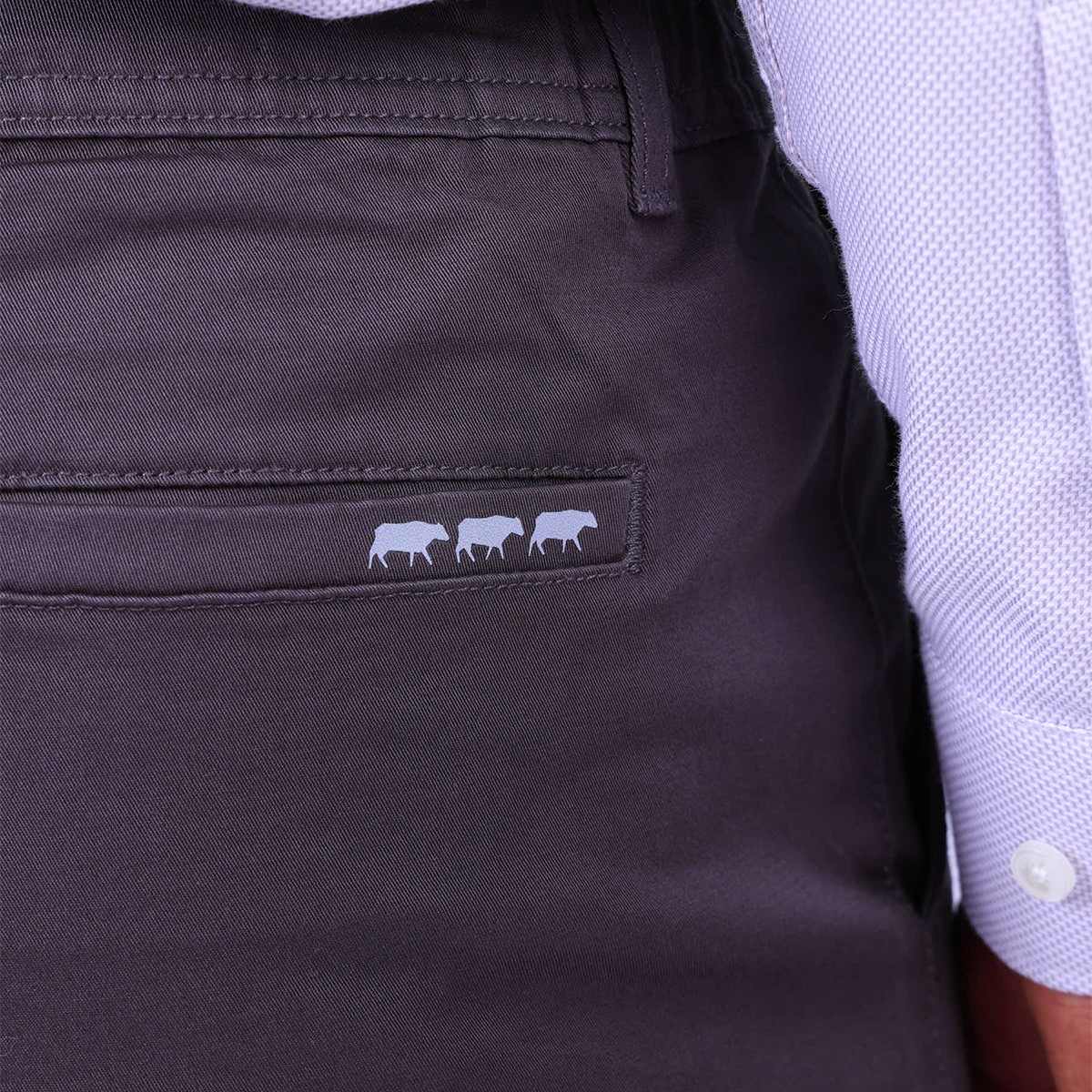 Chino coupe ajustée anthracite, MISE AU GREEN