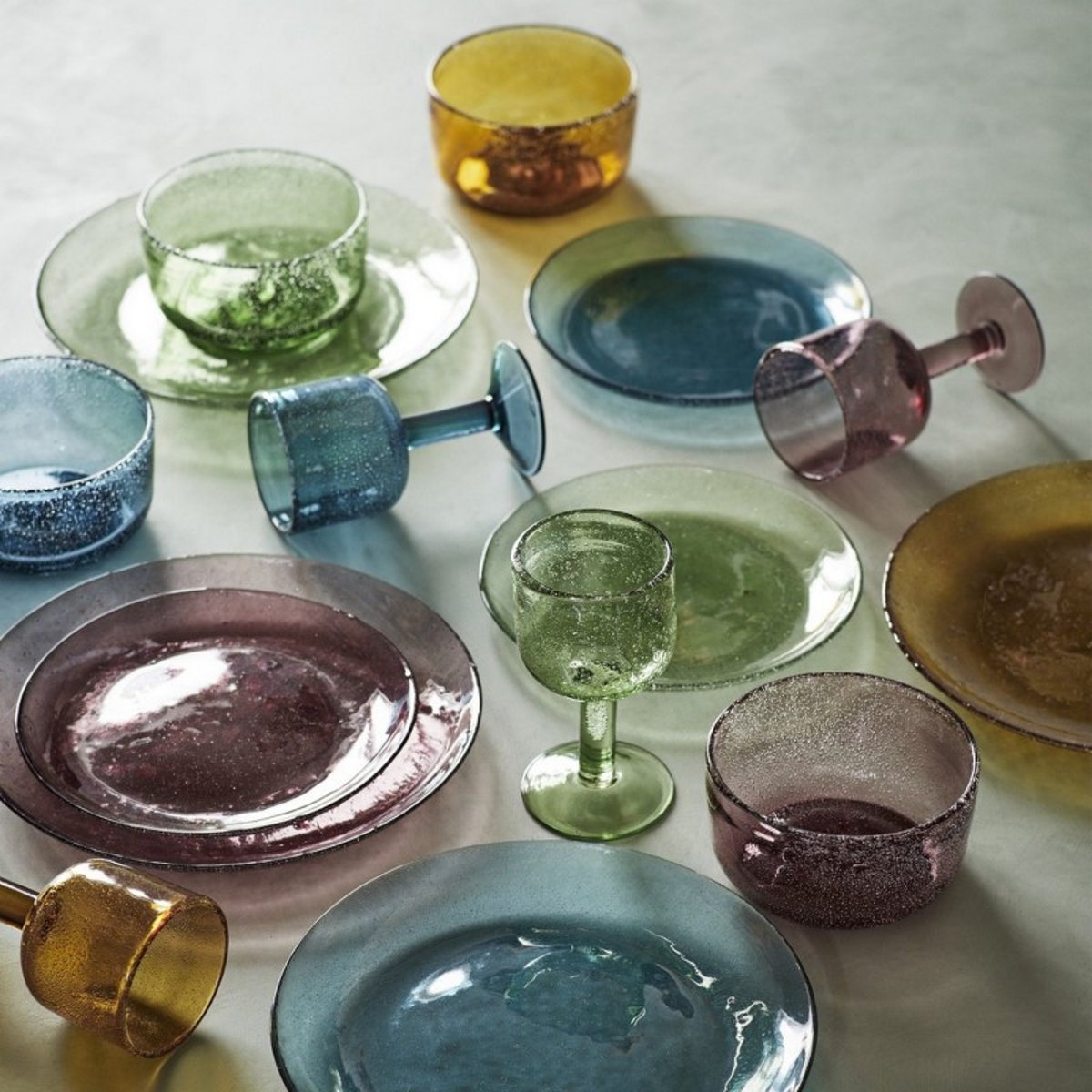 Assiette verre bullé bleu, MADAM STOLTZ