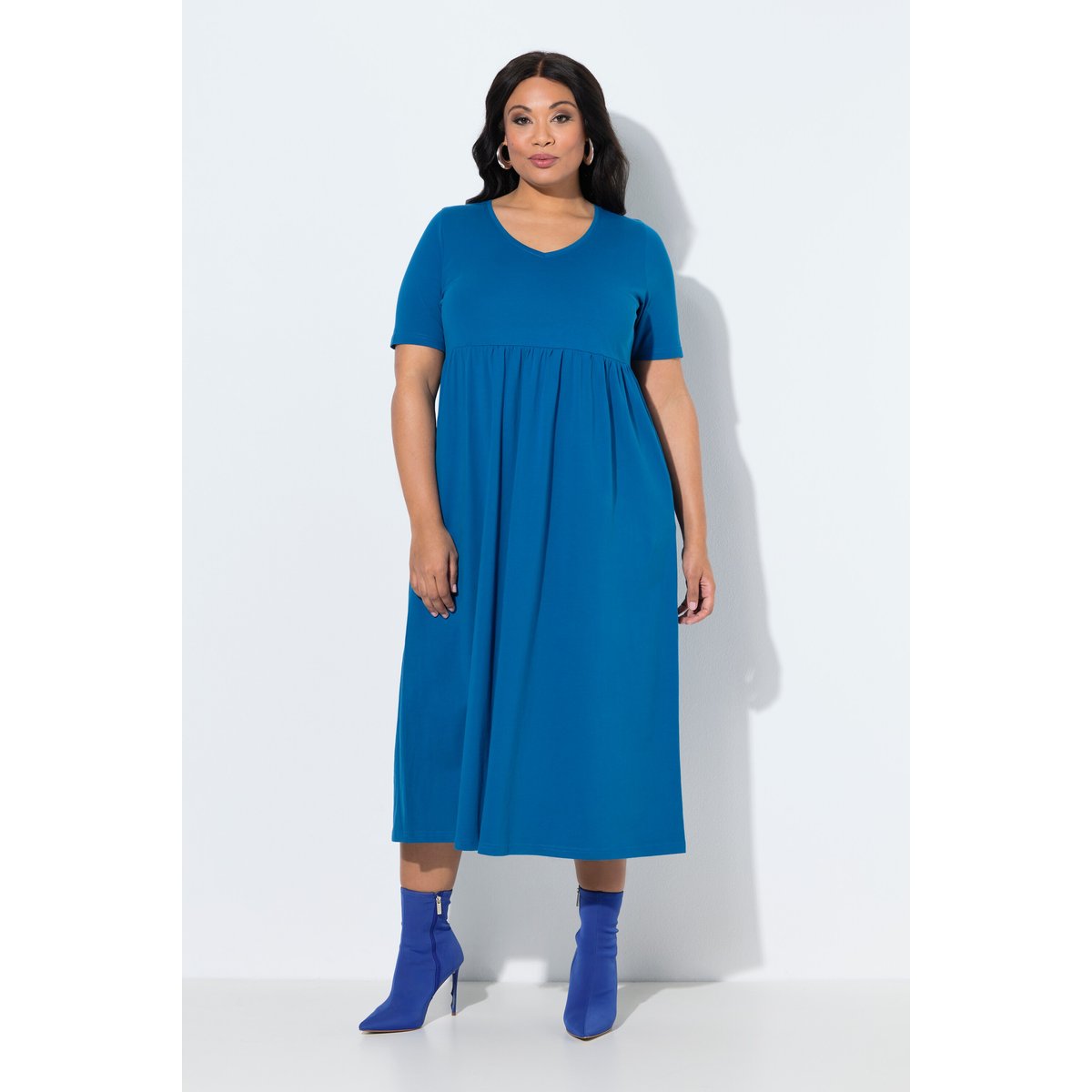 Robe maxi, coupe évasée. Décolleté V pétrol, ULLA POPKEN