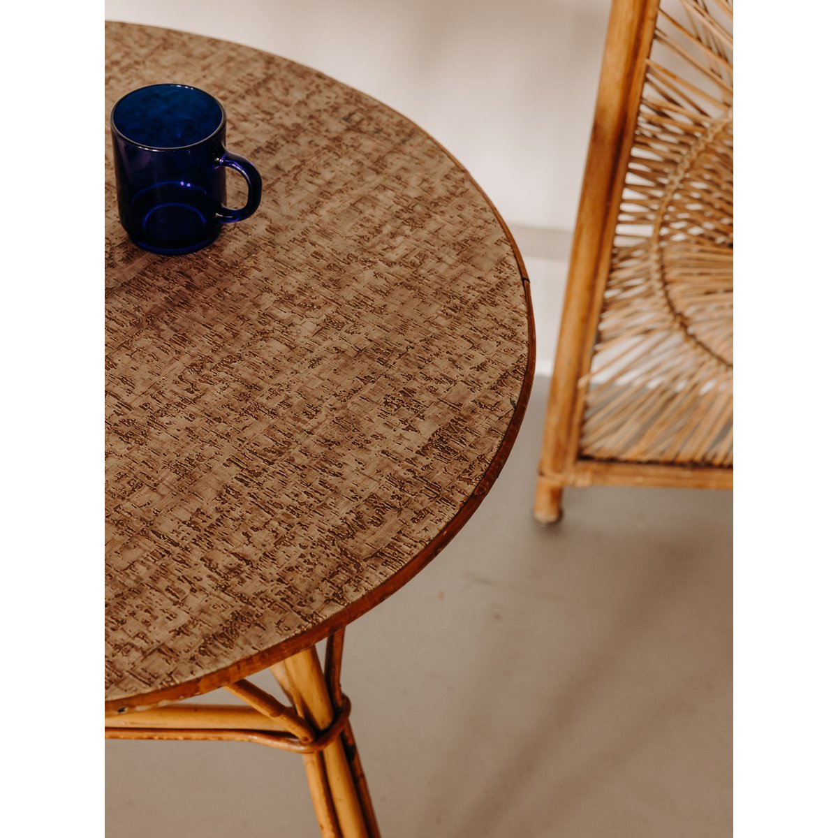 Table basse au plateau en liège Léonie N°1571 - Bon état bois clair, DEBONGOUT