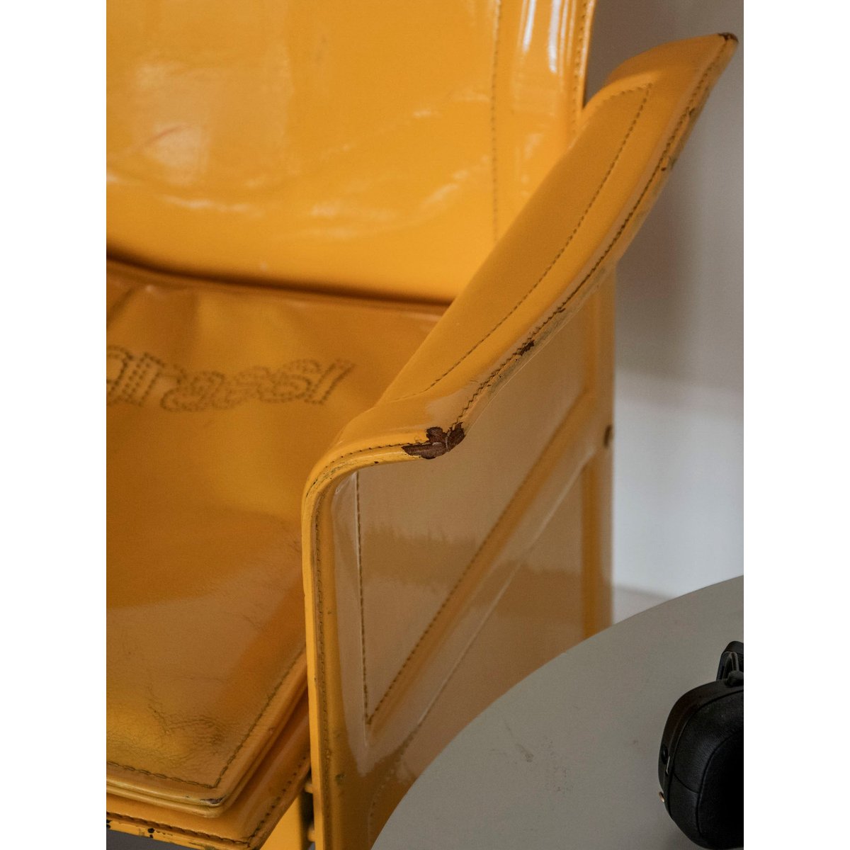 Paire de fauteuils jaunes vernies Jakob N°1267 - Bon état jaune, DEBONGOUT