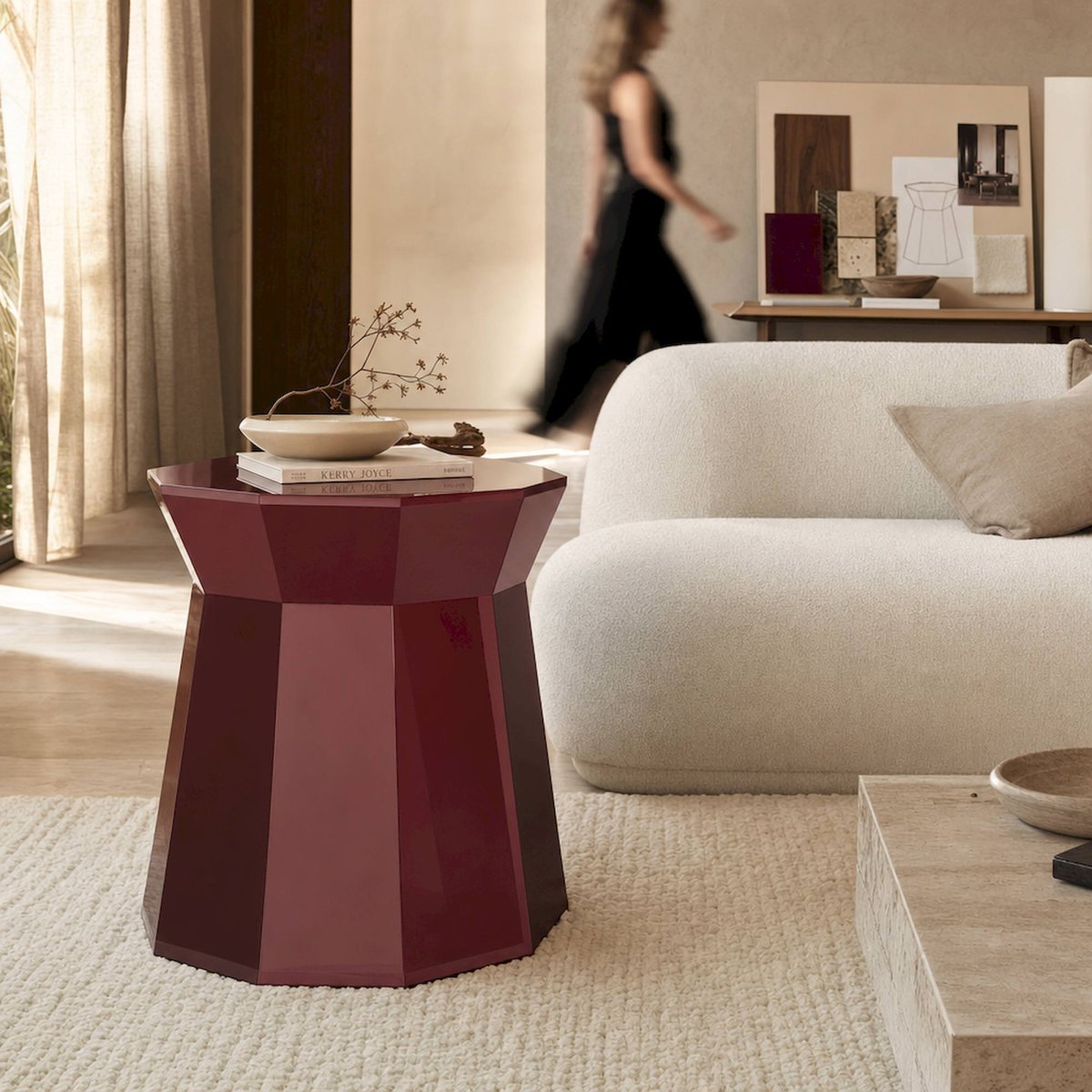 Table d'appoint contemporaine en bois rouge bordeaux brillant, RECOLLECTION