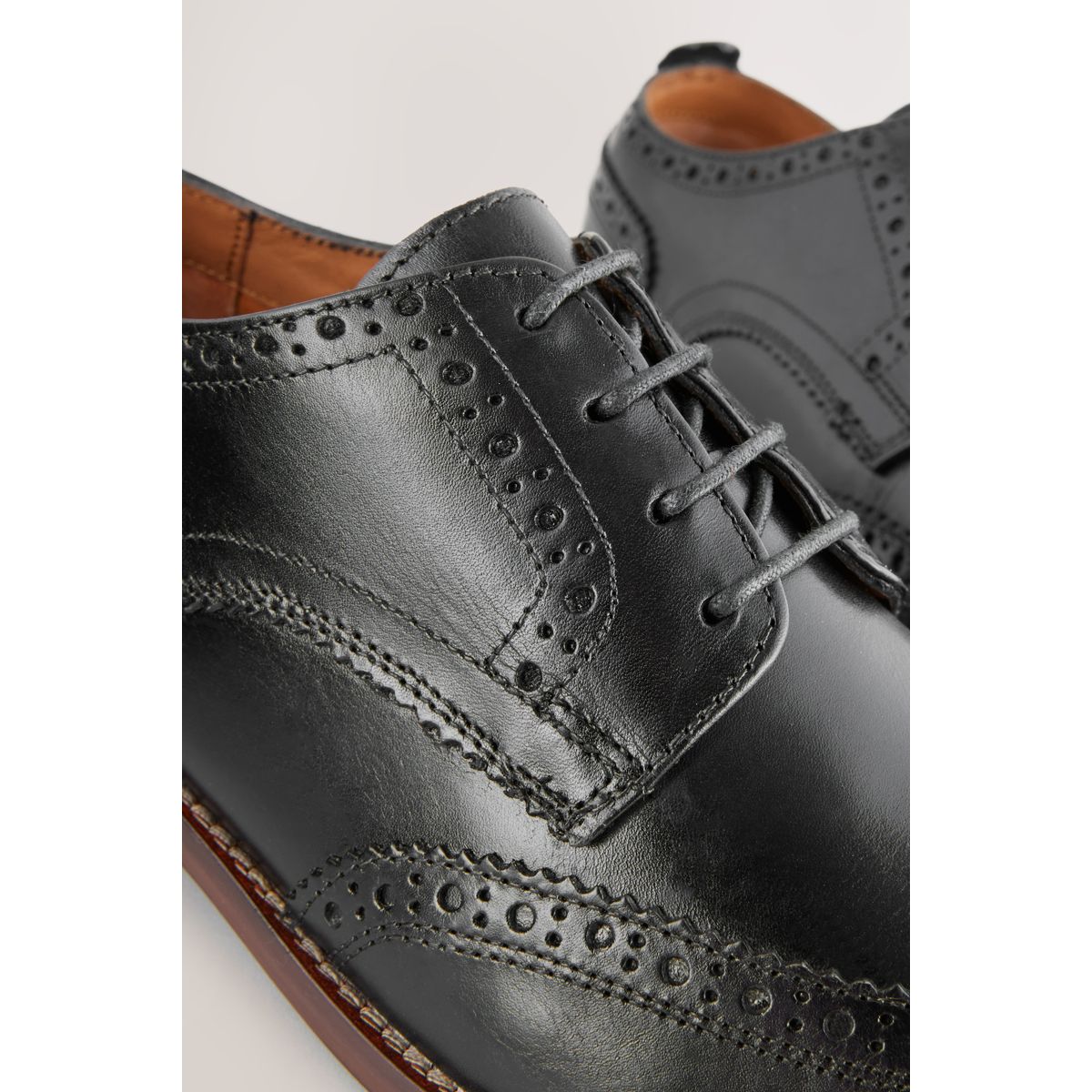 Chaussures richelieu en cuir contrastant noir, NEXT