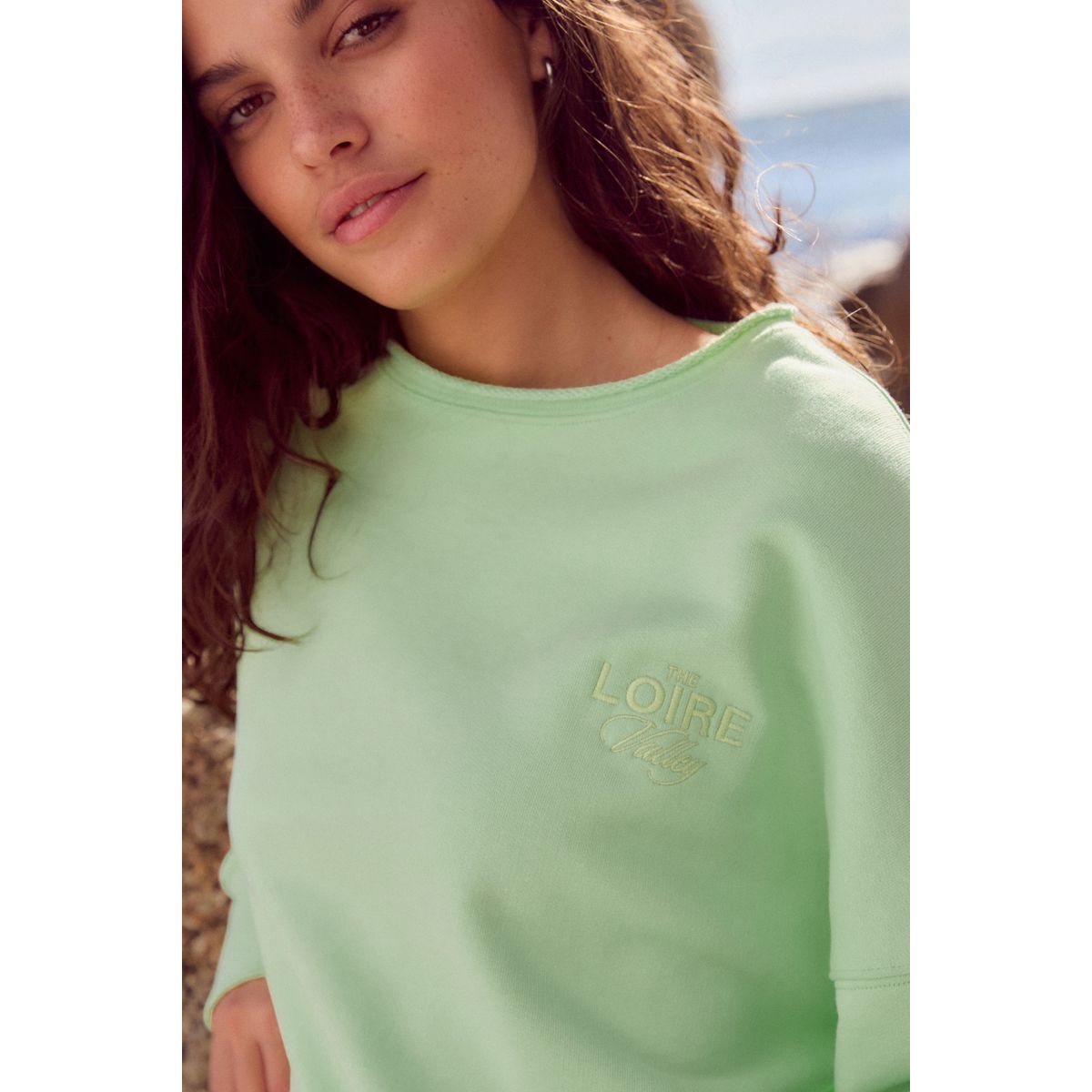Sweat ras du cou en coton avec ourlet brut graphique vert fluo, NEXT