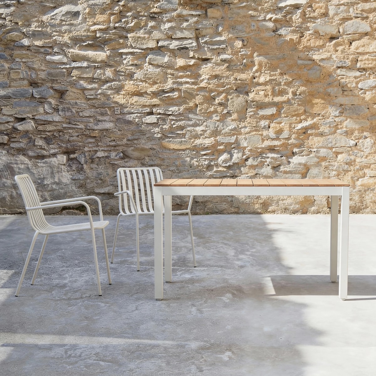 Table de jardin en Acacia massif, NAÏS marron, TIKAMOON