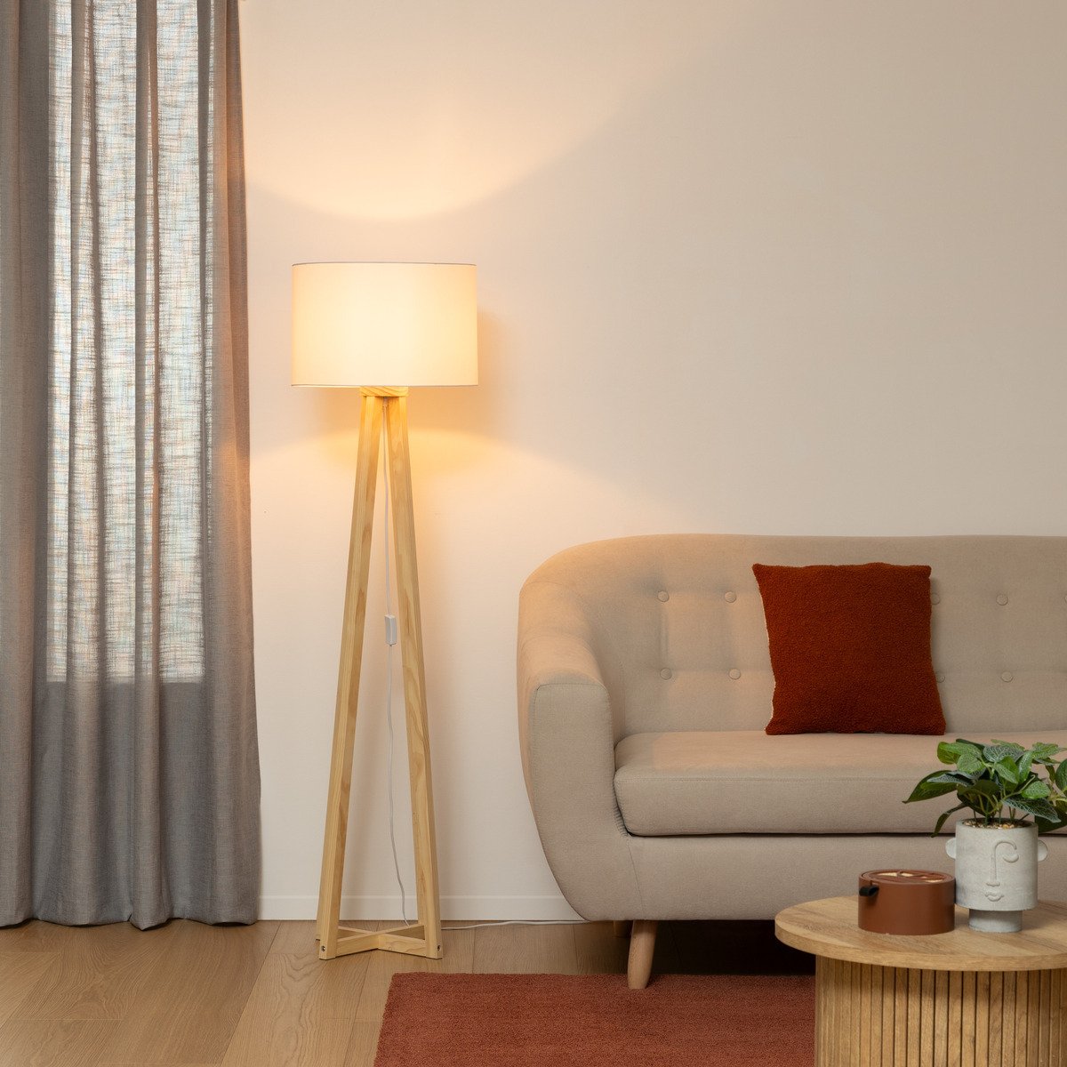 Lampadaire trépied en bois de pin abat-jour coton MOLU blanc, ATMOSPHERA