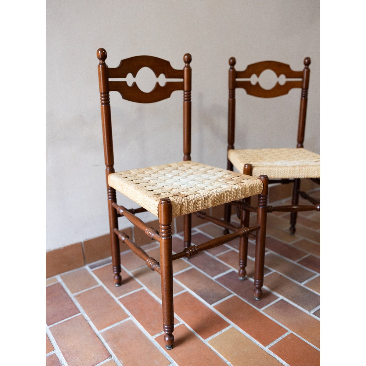 Paire de chaises en paillage Claude N°1479 - Bon état bois foncé, DEBONGOUT