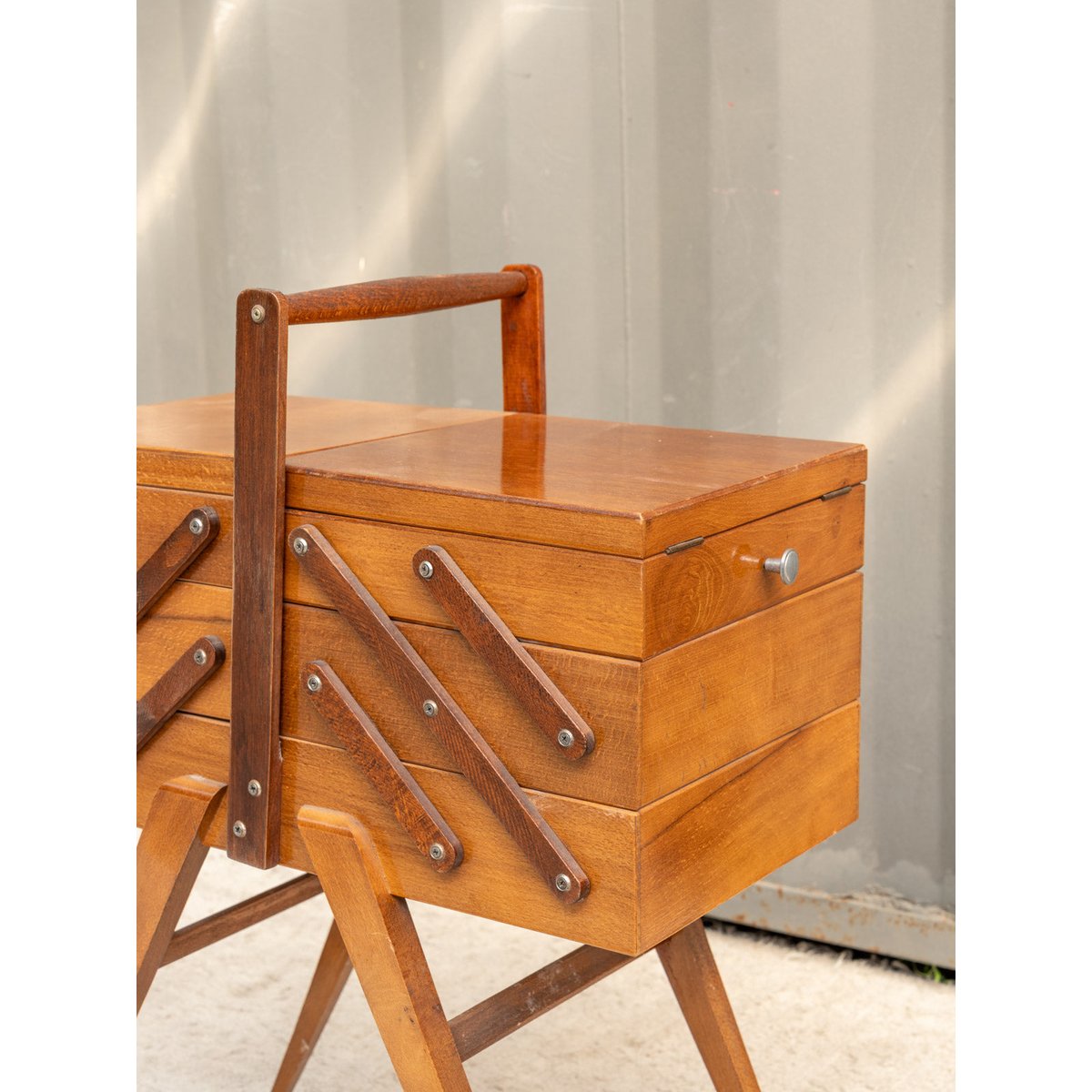 Travailleuse en bois Brigitte N°350 - Bon état bois foncé, DEBONGOUT