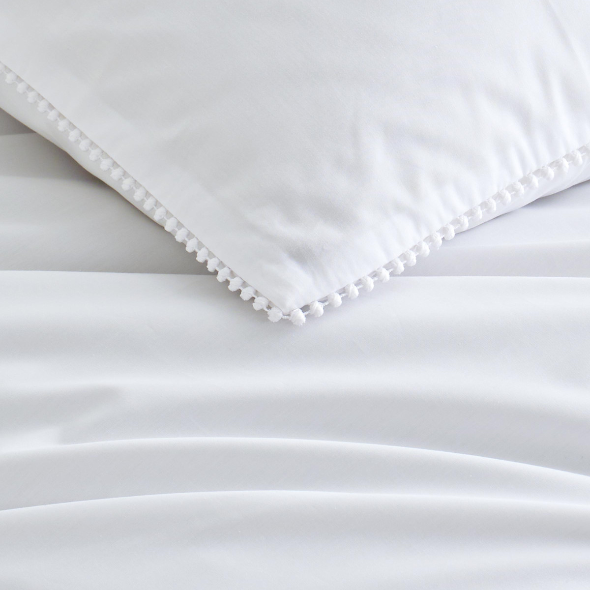 Housse de couette percale coton avec galon petits pompons PIUMMI blanc/blanc, SENSEI MAISON