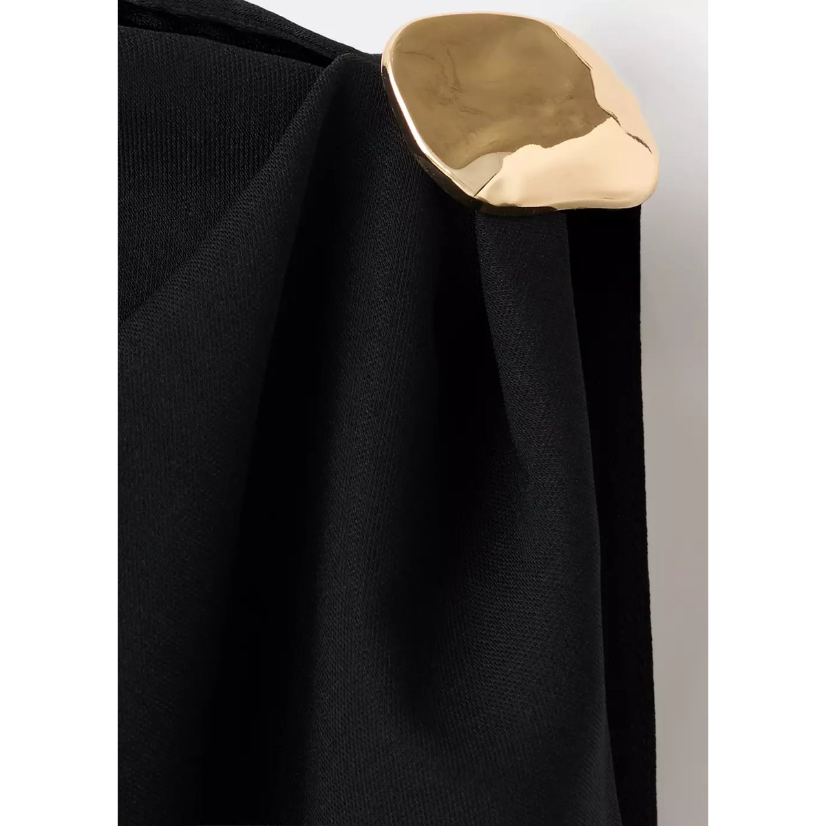 Robe asymétrique détail métallisé noir, MANGO