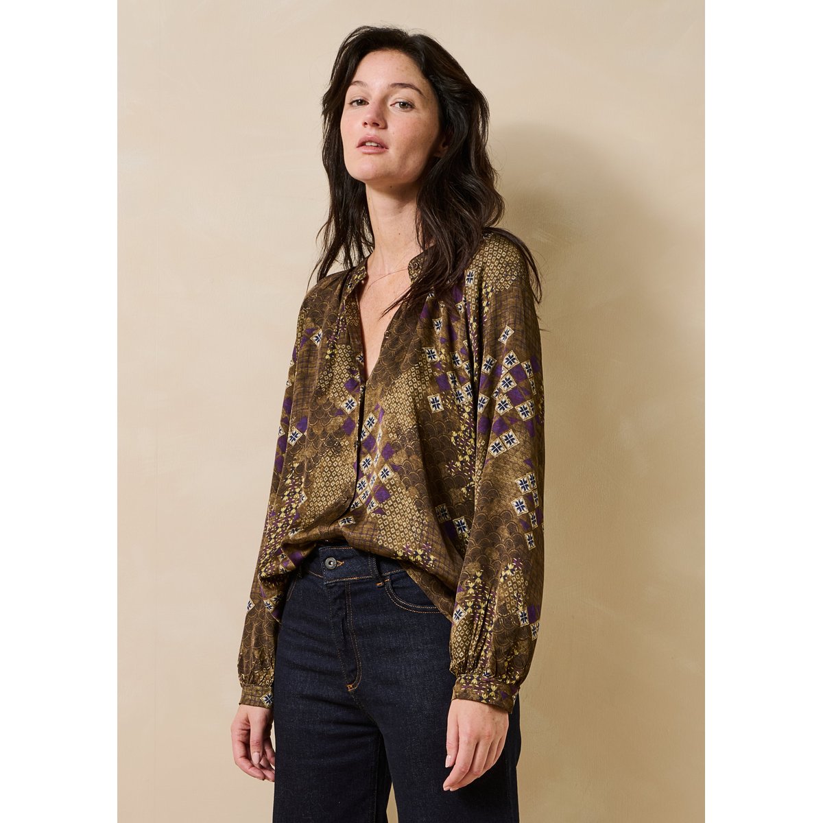 Chemise manches longues col rond en satin imprimé olive/cassis, LA FEE MARABOUTEE