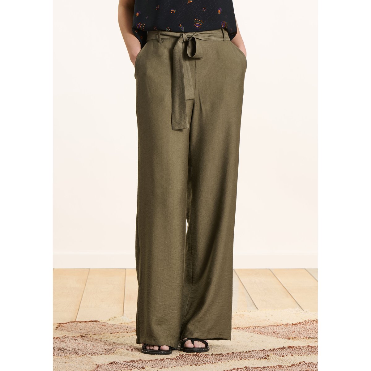 Pantalon droit fluide ceinturé kaki, LA FEE MARABOUTEE
