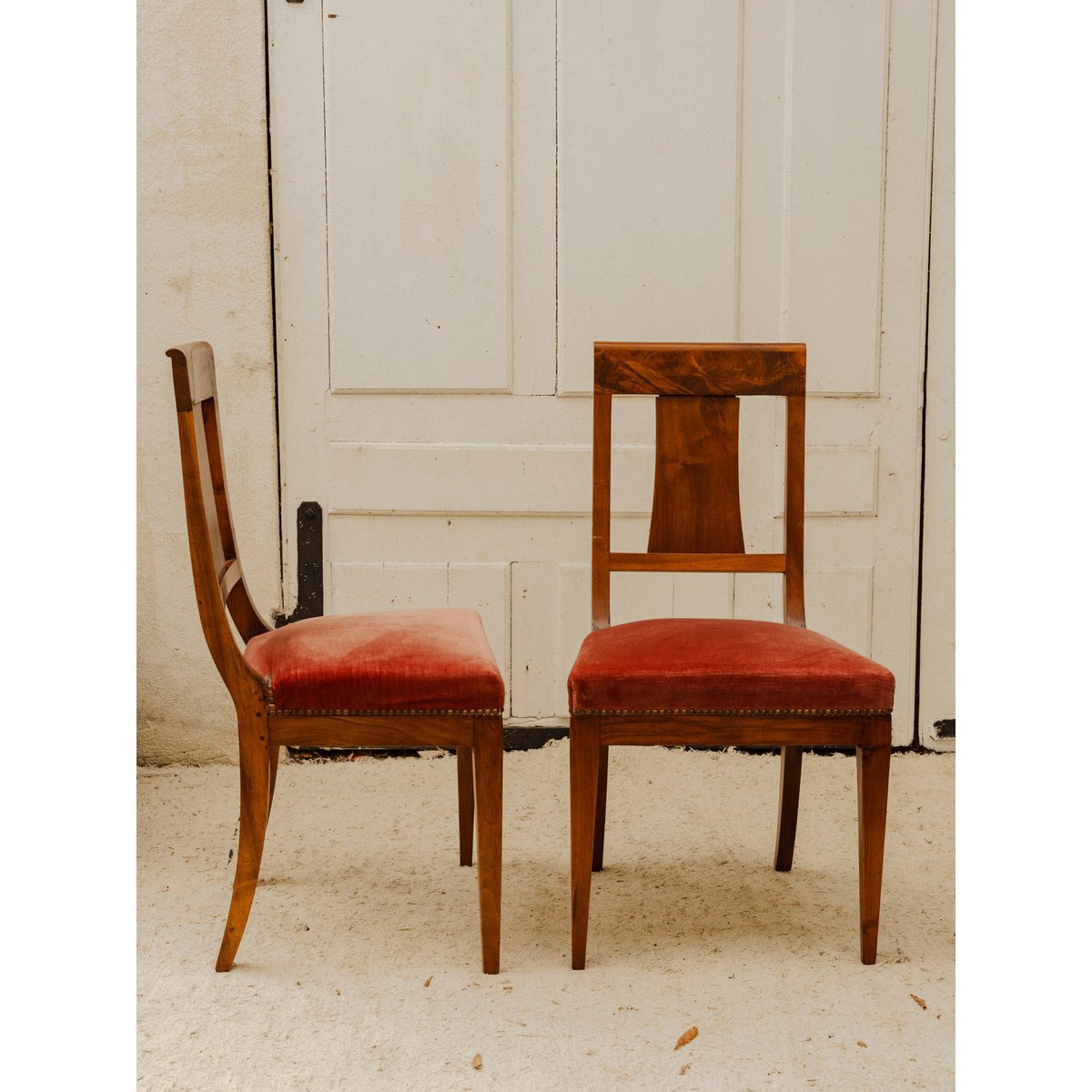 Lot de 3 chaises en bois et tissu rouge Claude N°1705 - Bon état bois foncé, DEBONGOUT