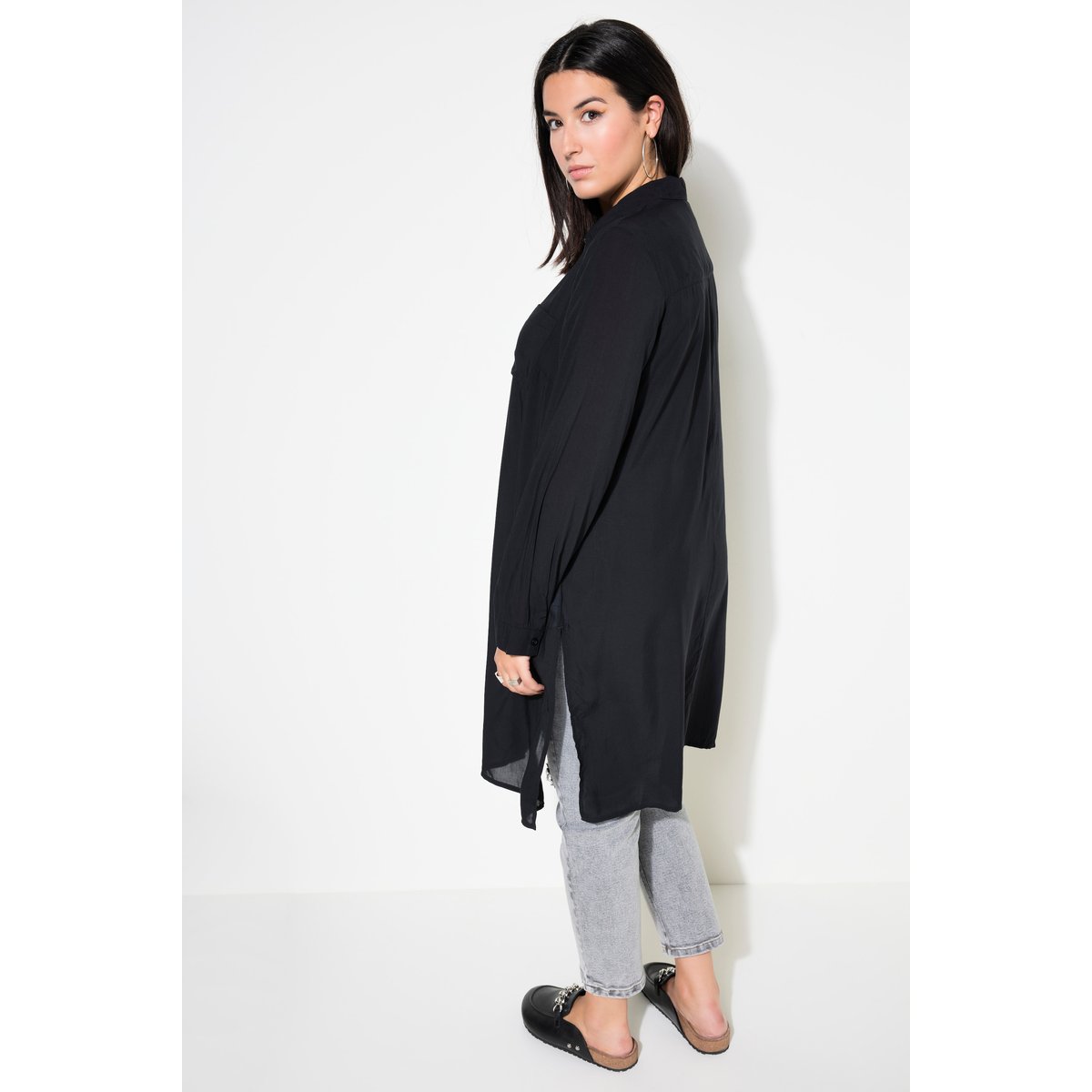 Chemise longue coupe Boxy en modal. Col noir, STUDIO UNTOLD