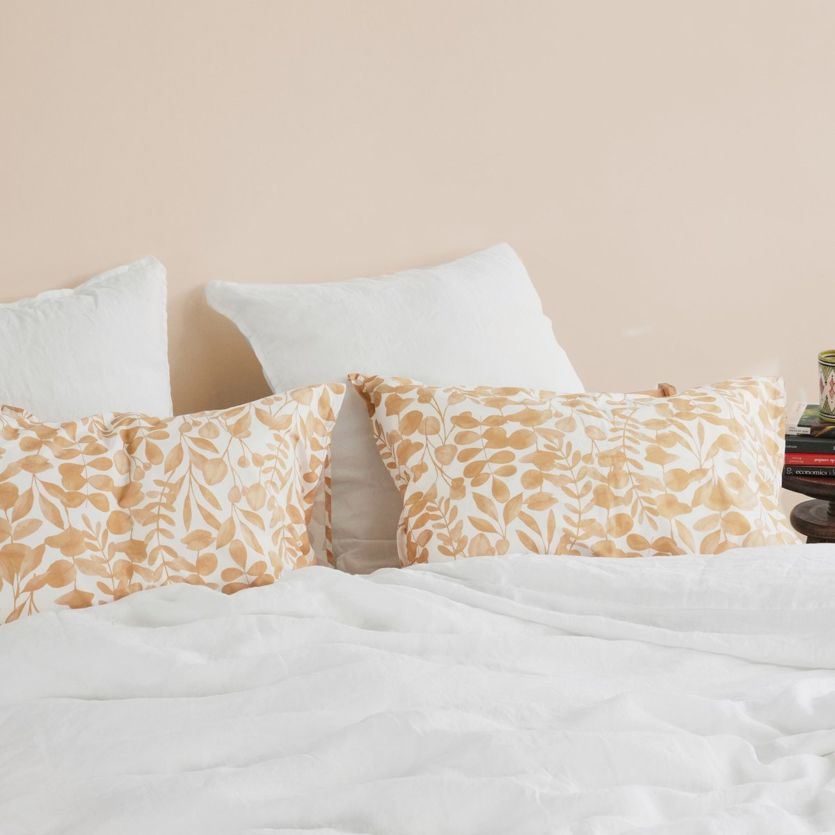 Taie d'oreiller en percale de coton lavé, HERBIER DÉLICAT caramel, BLANC CERISE
