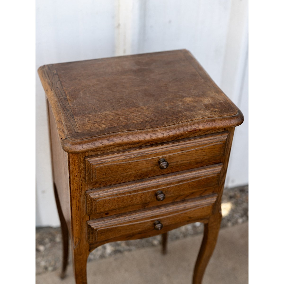 Table de chevet en bois Odile N°1499 - Bon état bois foncé, DEBONGOUT