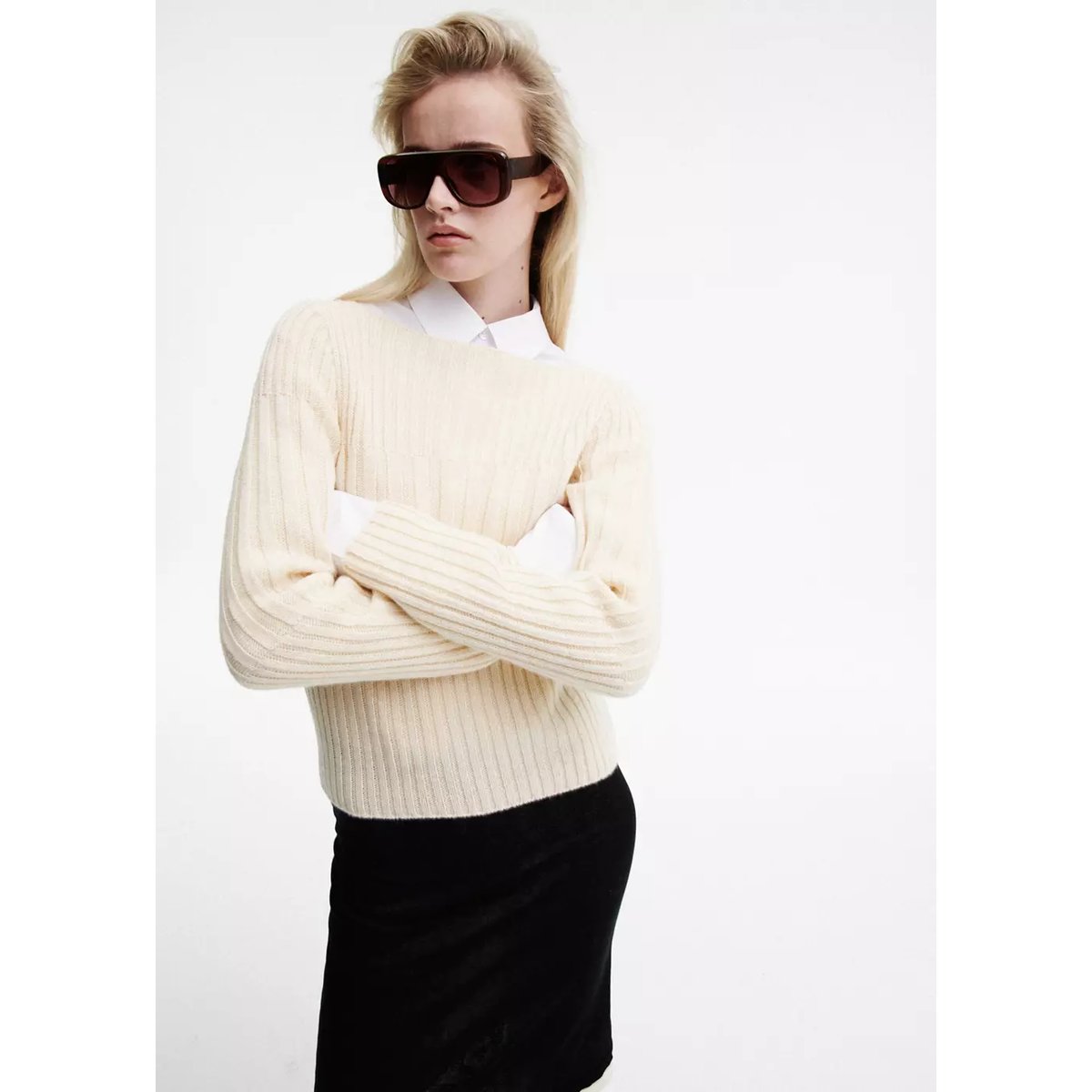 Pull-over à col montant en maille côtelée écru, MANGO