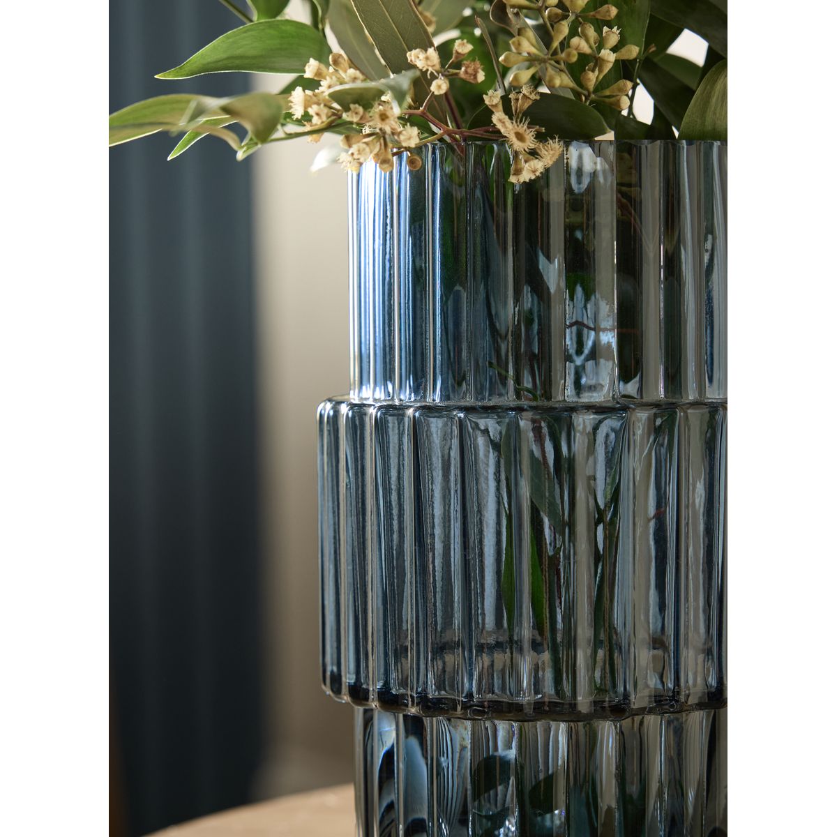Petit vase en verre côtelé bleu, NEXT
