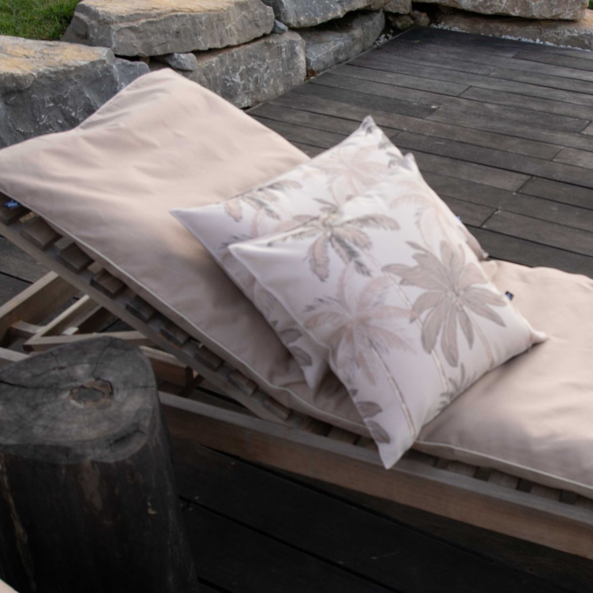 Coussin d'extérieur déperlant imprimé palmiers taupe, SUD ETOFFE
