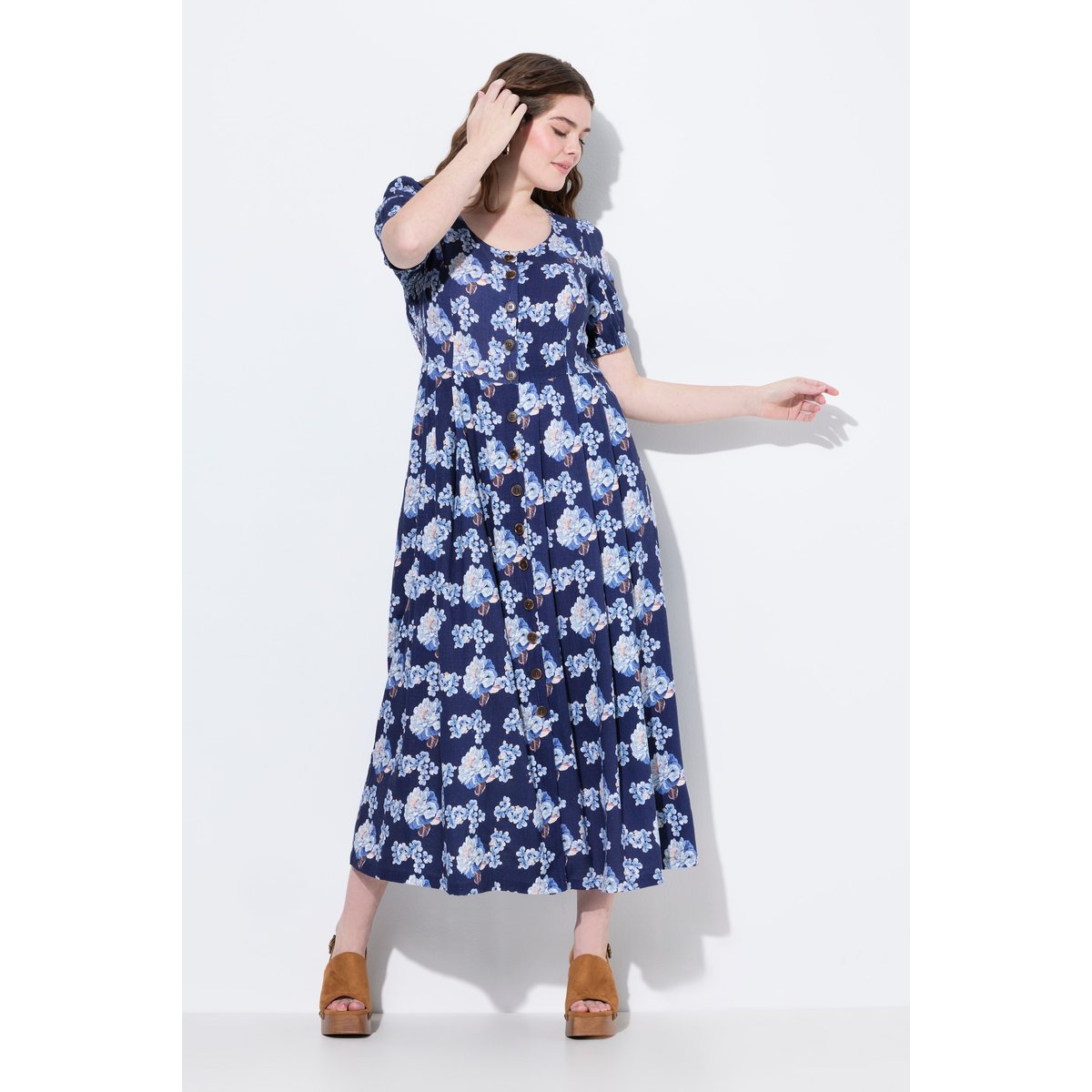 Robe maxi en lin mélangé. Poches. Décolleté marine, ULLA POPKEN