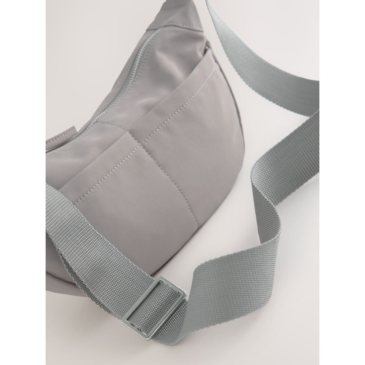 Sac bandoulière en nylon gris, NEXT