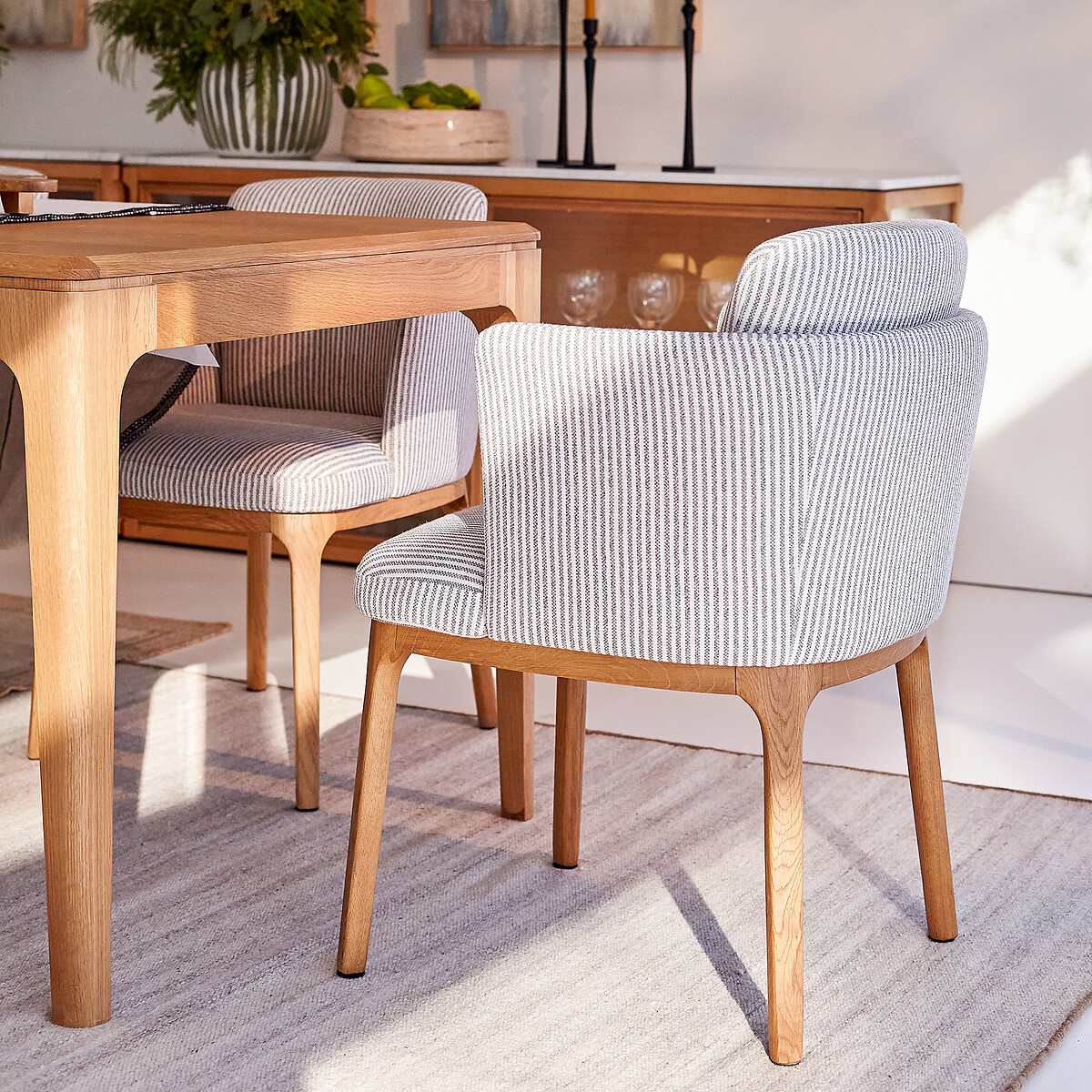 Fauteuil de table pied en chêne et tissu Jabote rayé gris blanc, AM.PM