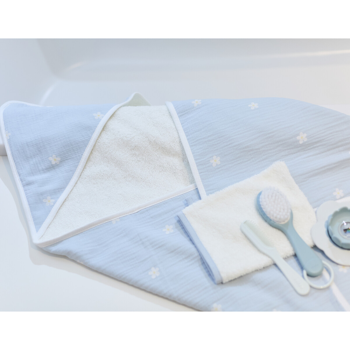 Couverture enveloppante bébé mousseline fleur bleu, CHILDHOME