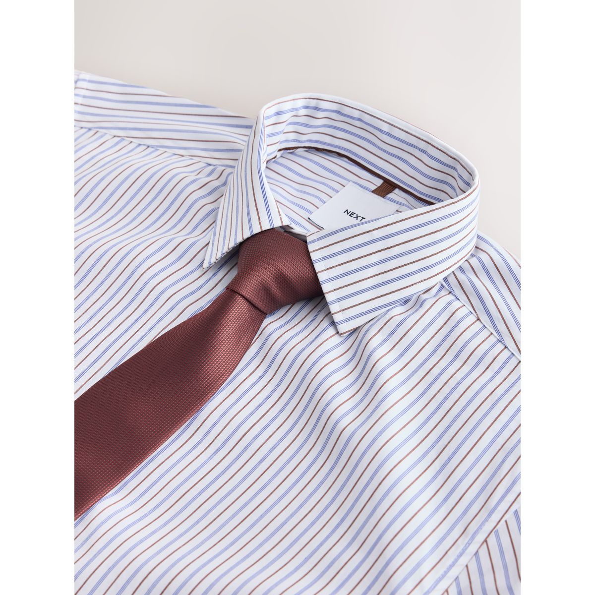 Chemise habillée à rayures avec cravate blanc/bleu/brun, NEXT
