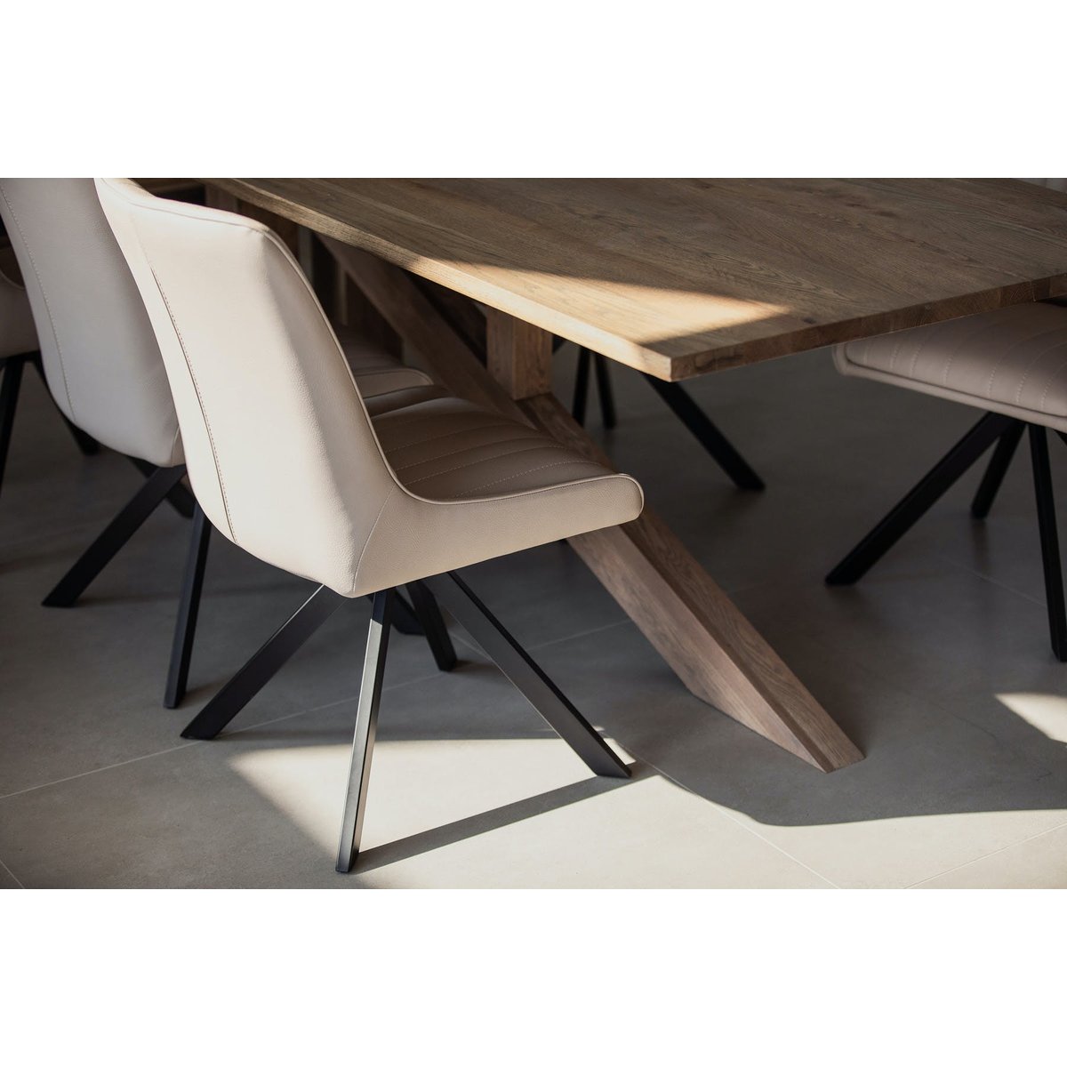 Table à manger contemporaine en chêne massif pied oblique asymétrique style moderne 200x90cm HUDSON bois naturel, PIER IMPORT