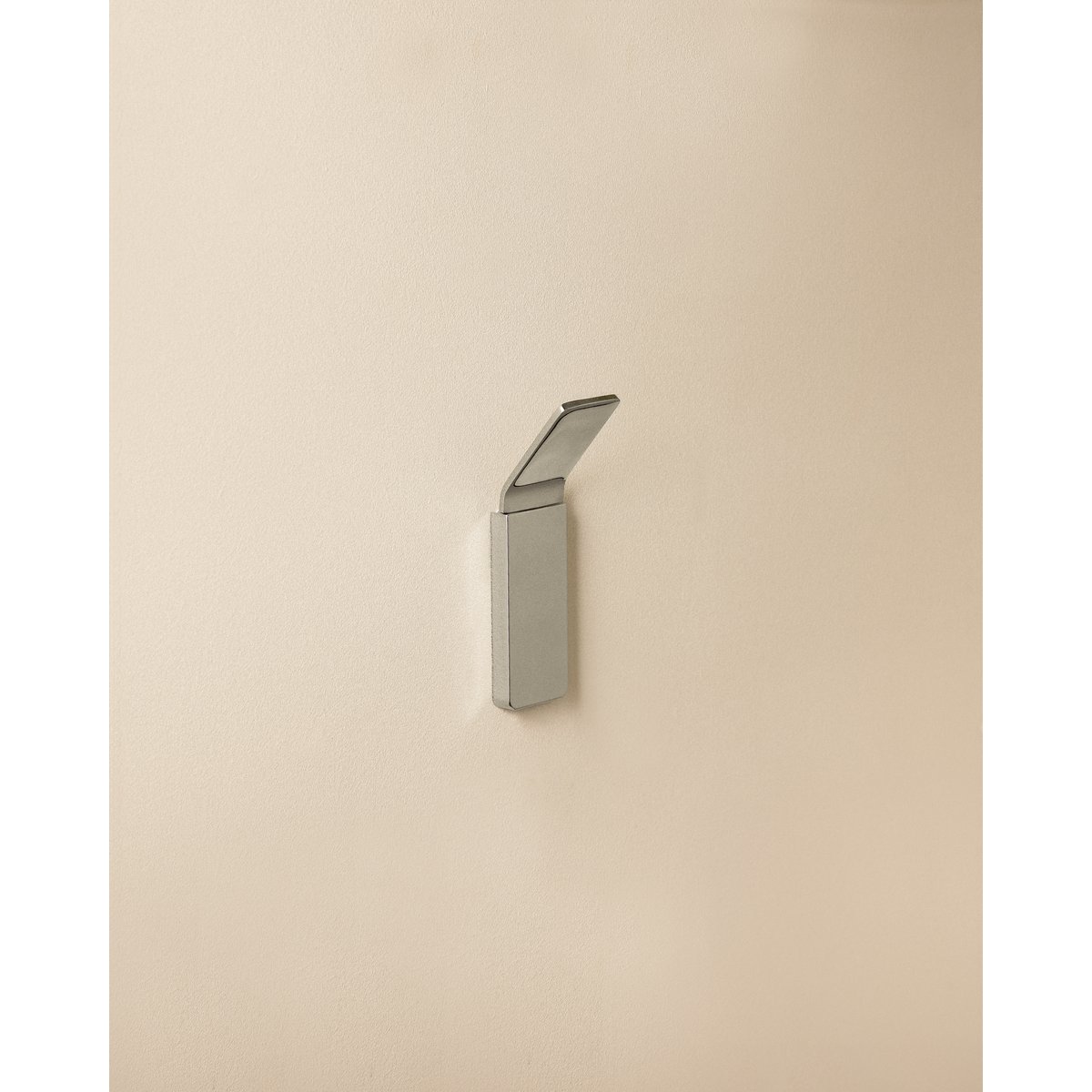 Patère avec vis ou adhésif LINE chrome, COSMIC