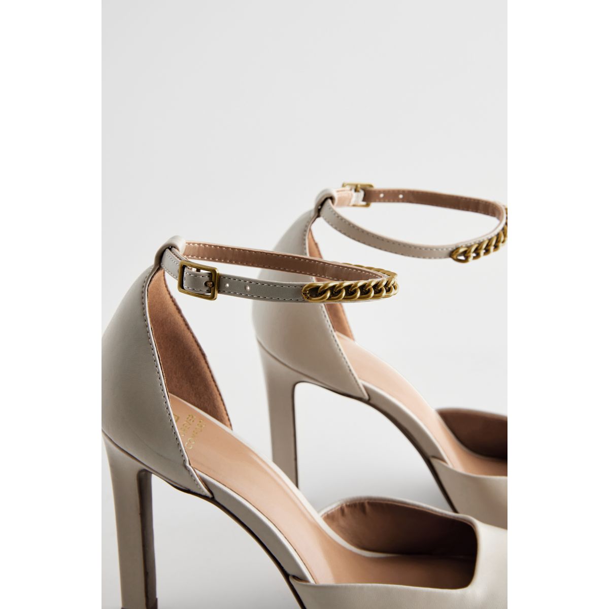 Chaussures à talons avec chaîne et bout carré crème, NEXT
