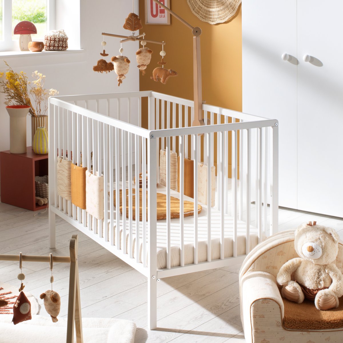 Chambre bébé complète Basic, Lit 120x60 tout barreaux, Commode à langer 3 tiroirs et Armoire 2 portes - boutons boule blanc/rose, BABY PRICE