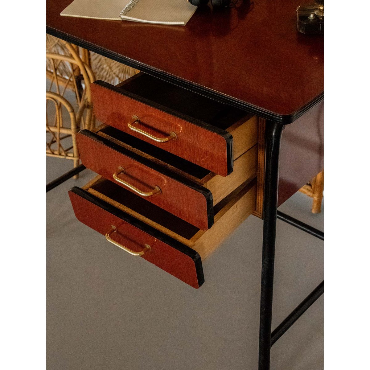 Bureau en formica foncé et métal Yvan N°513 - Bon état noir, DEBONGOUT