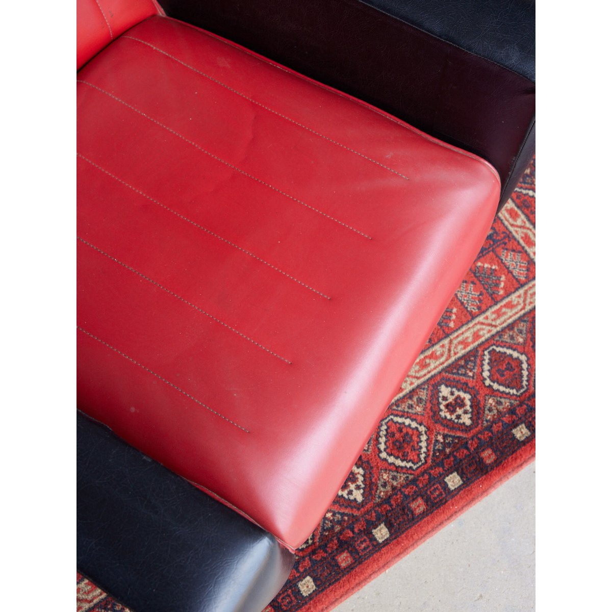 Fauteuil vintage en skai bicolore Jakob N°1285 - Bon état rouge, DEBONGOUT