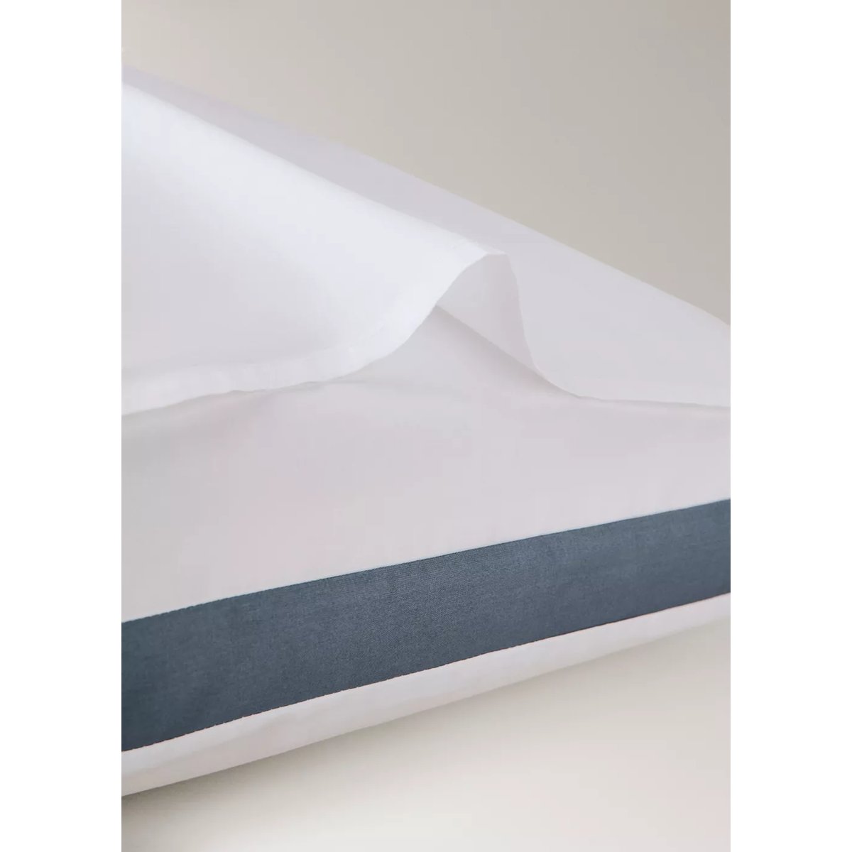 Deux taies d’oreiller en coton percale 200 fils avec bords en satin 60x60 cm bleu, MANGO HOME