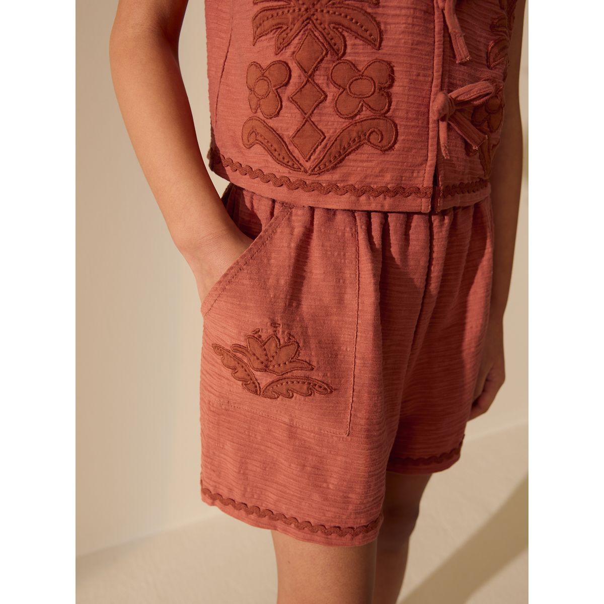 Ensemble gilet et short avec appliqué texturé marron rouille, NEXT