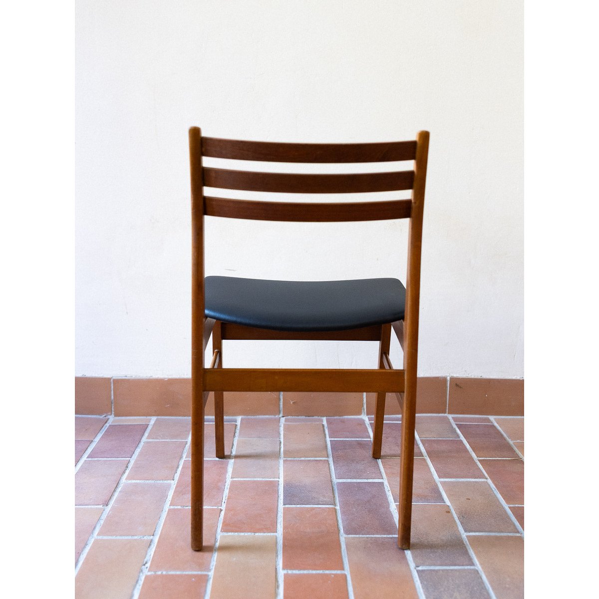 Paire de chaises à caractère Alma N°1795 - Bon état bois foncé, DEBONGOUT