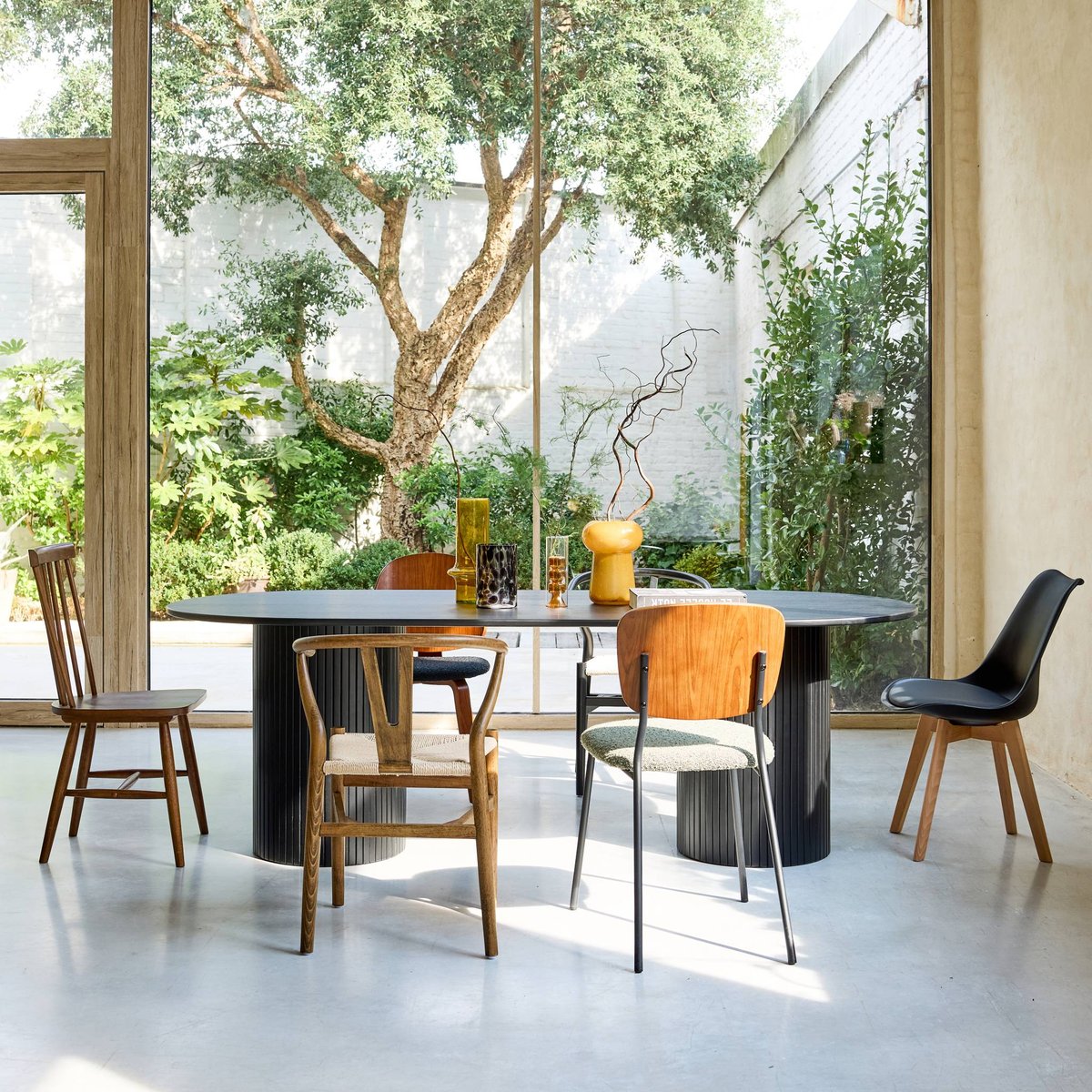 Table à manger oblongue placage chêne 8 places ESTELLE noir, SWEEEK