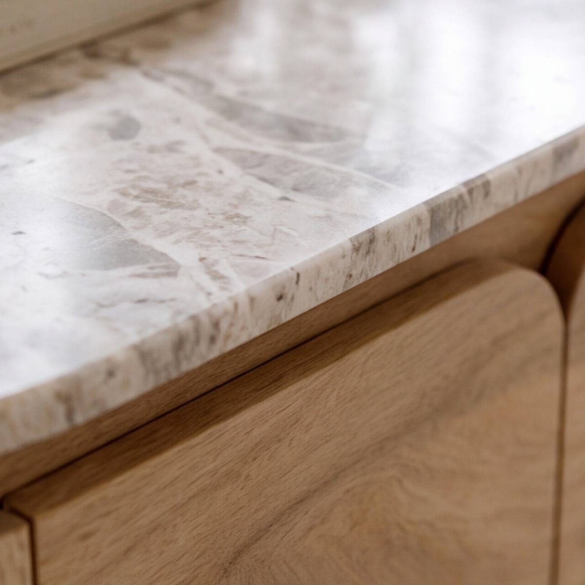 Table basse en marbre et bois de manguier CYRENE bois clair, MADE IN MEUBLES